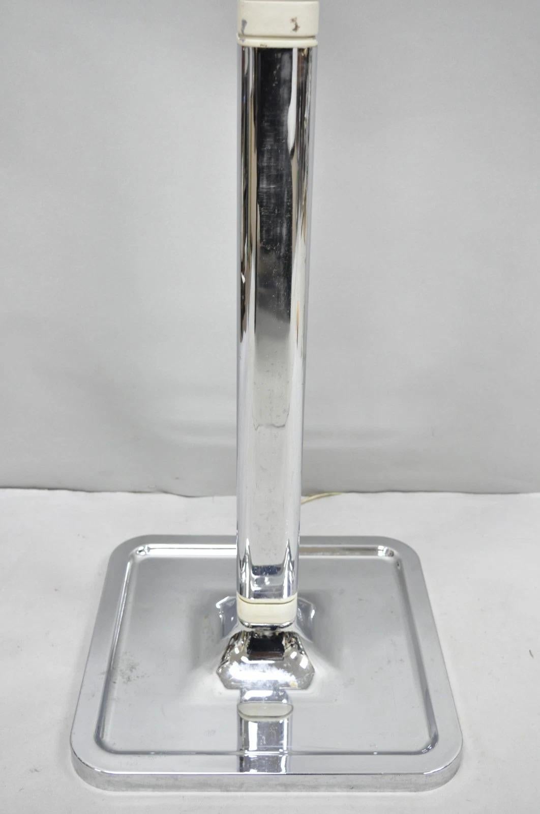 Lámpara de pie postmoderna vintage de metal cromado plateado modernista escultural Metal en venta
