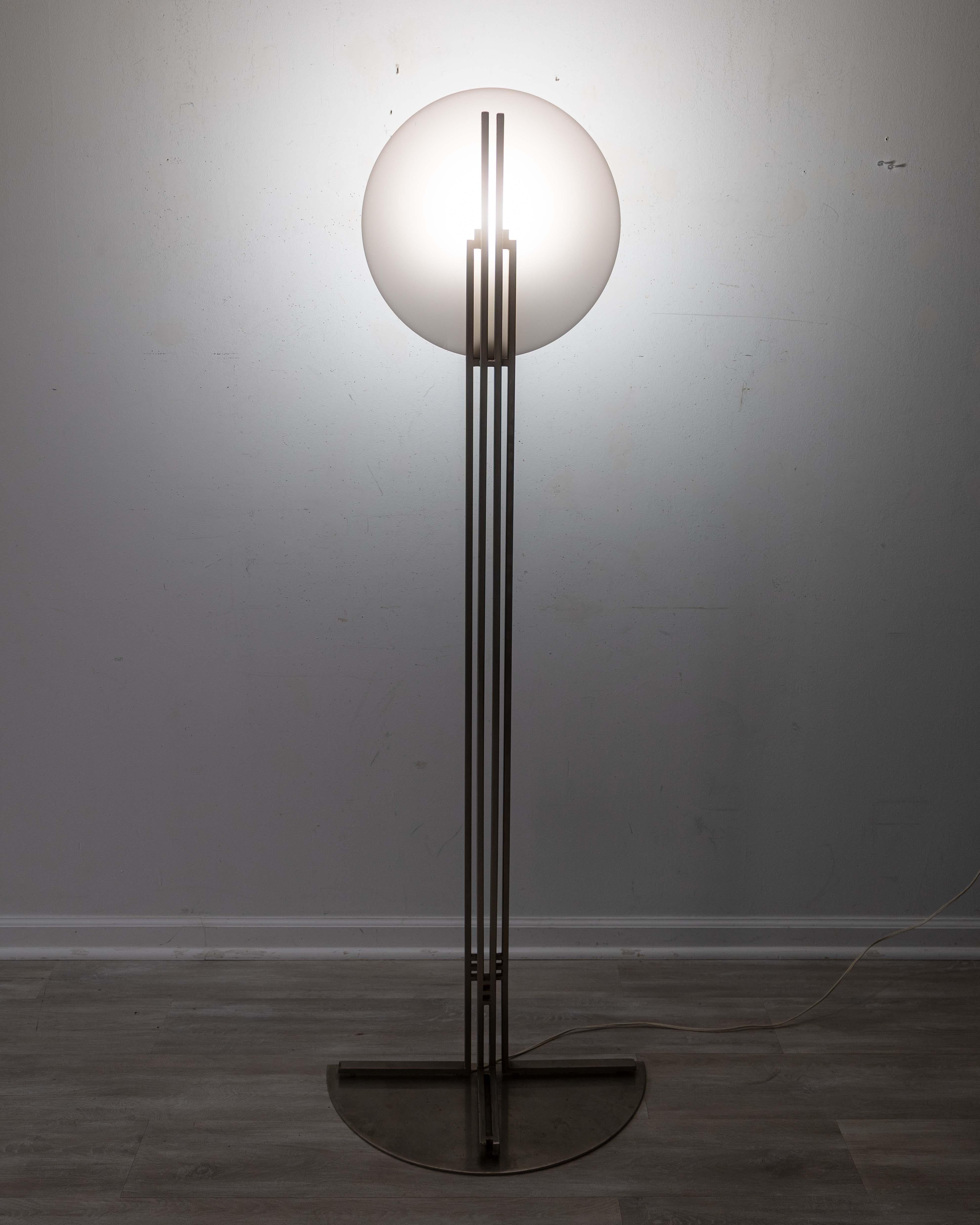 Una lampada da terra d'accento architettonico postmoderno vintage. Si tratta di una splendida lampada postmoderna degli anni '80 dallo stile industriale con tocchi di ispirazione art déco. La lampada è costruita con una struttura in acciaio grezzo.