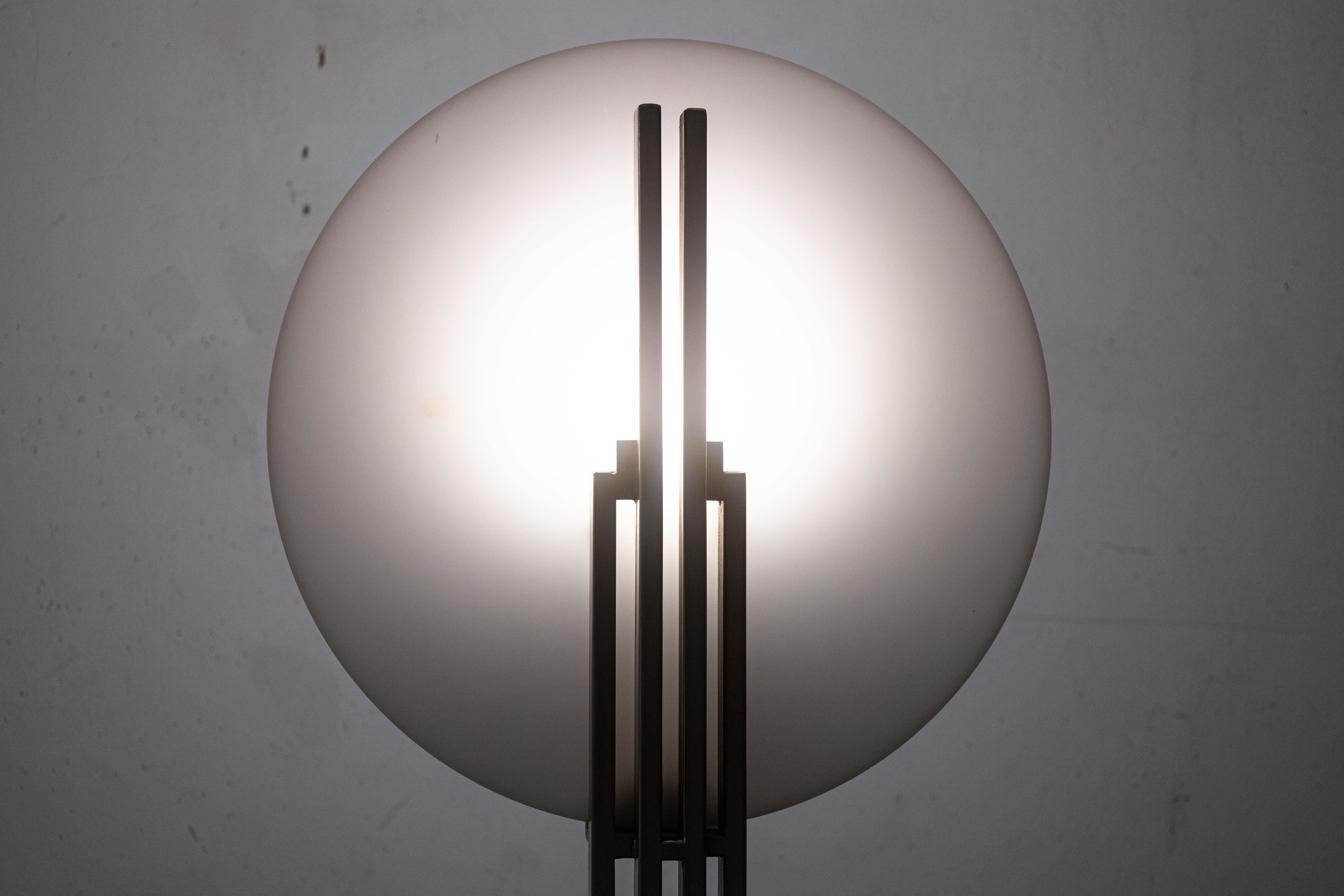 Postmoderno Lampada da terra architettonica vintage postmoderna in acciaio e paralume in acrilico bianco in vendita