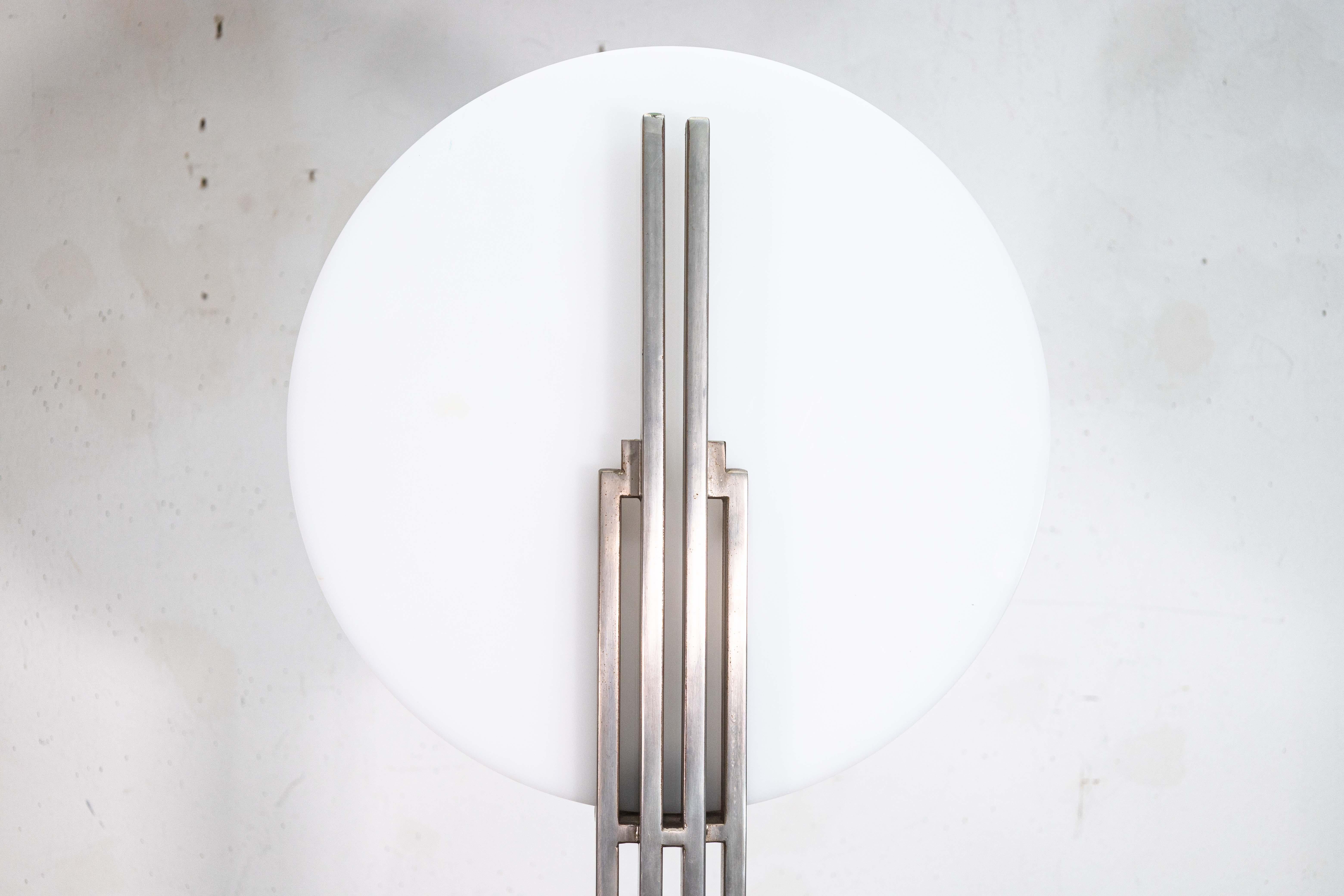 Sconosciuto Lampada da terra architettonica vintage postmoderna in acciaio e paralume in acrilico bianco in vendita