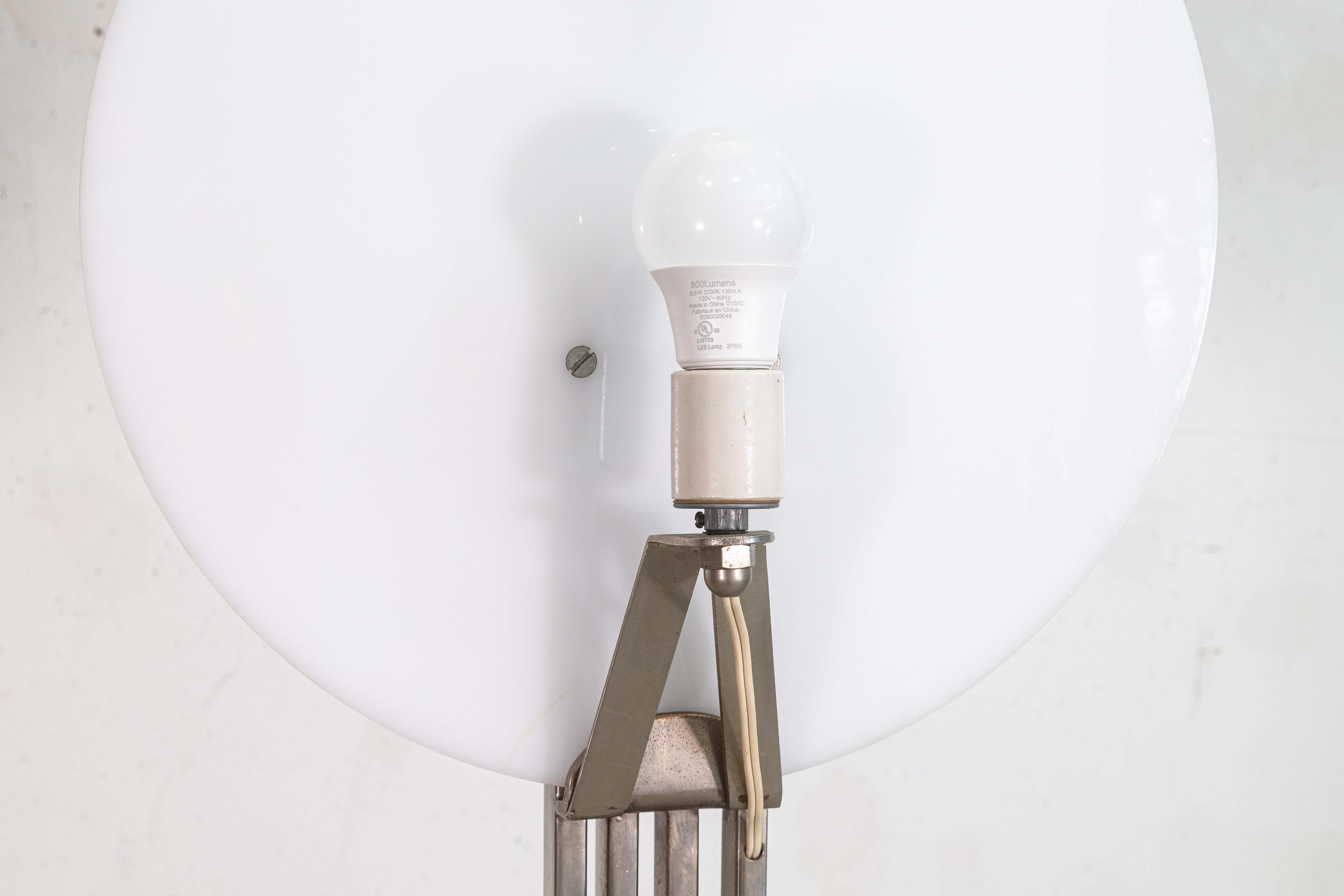 Acciaio Lampada da terra architettonica vintage postmoderna in acciaio e paralume in acrilico bianco in vendita