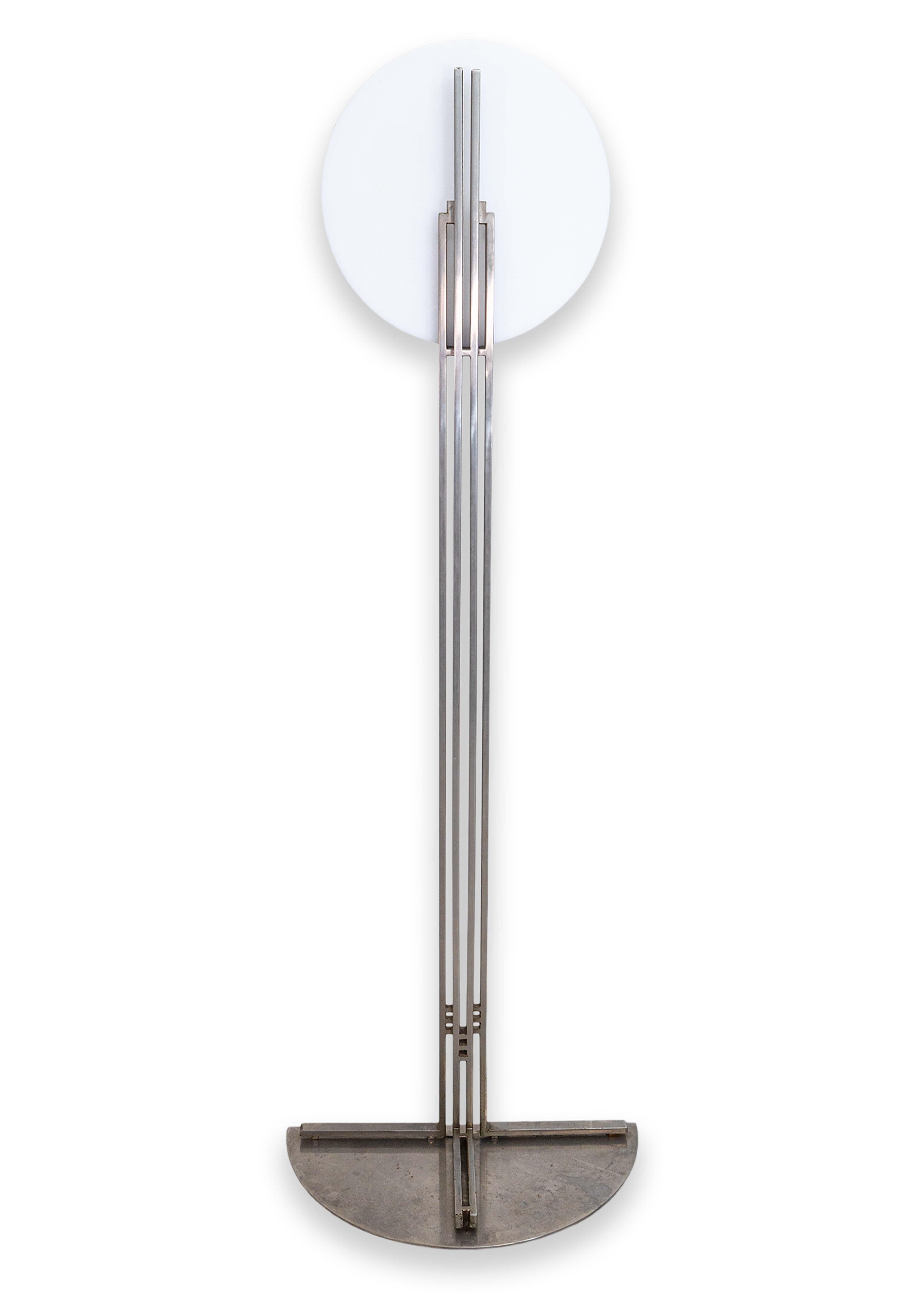 Lampada da terra architettonica vintage postmoderna in acciaio e paralume in acrilico bianco in vendita 2