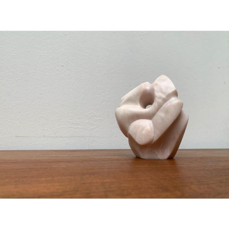 Pietra Scultura postmoderna in pietra vintage, anni '80 in vendita