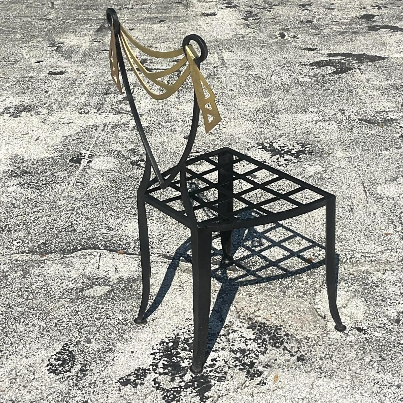 Une fantastique chaise d'appoint Boho vintage. Un design postmoderne chic avec des détails de swag soulignés en or. Une petite touche de charme dans n'importe quel espace. Acquis d'une propriété de Palm Beach.