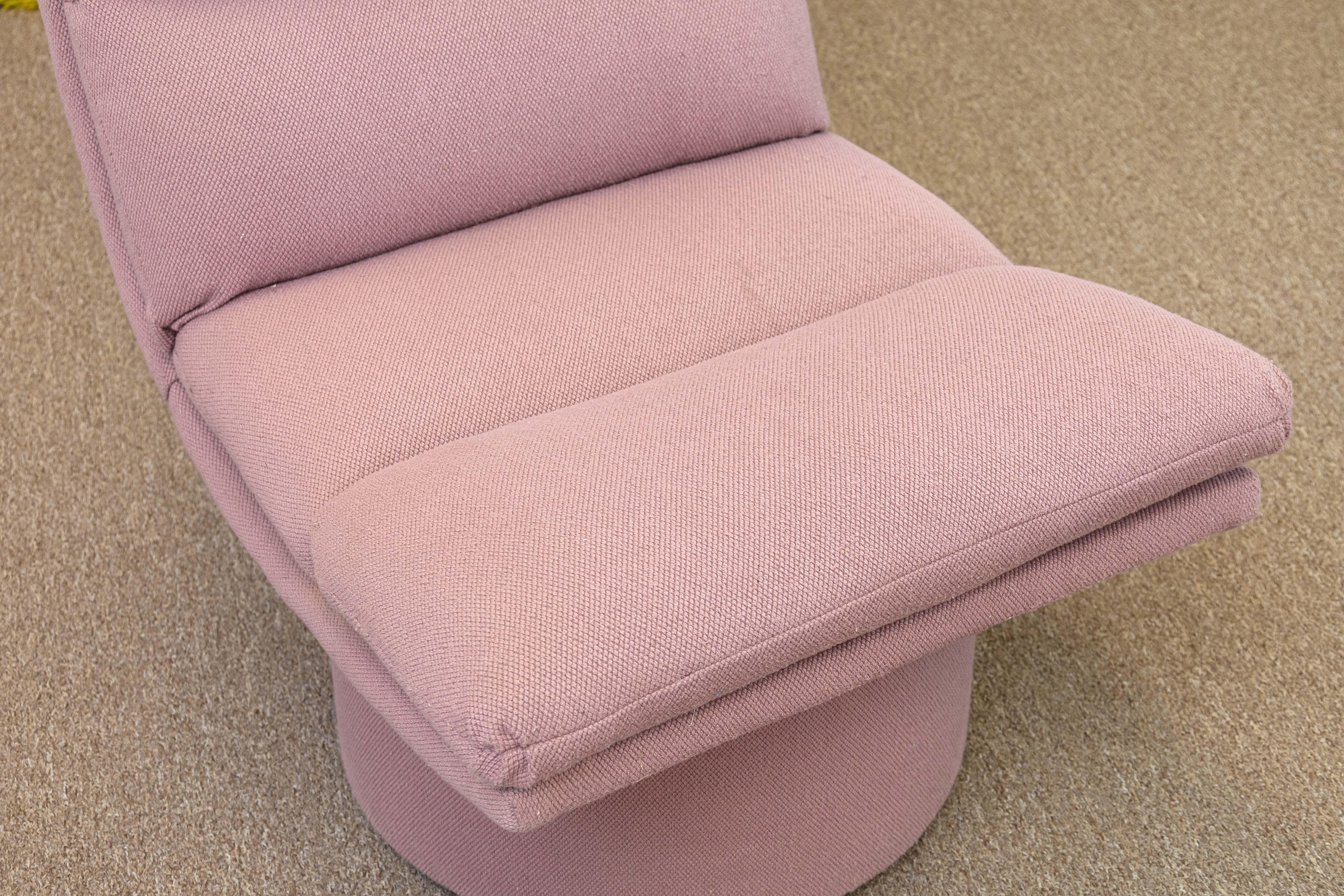 Vintage Postmodern Schwenkbar Rosa Stoff Scoop Akzent Lounge Stuhl (Unbekannt) im Angebot