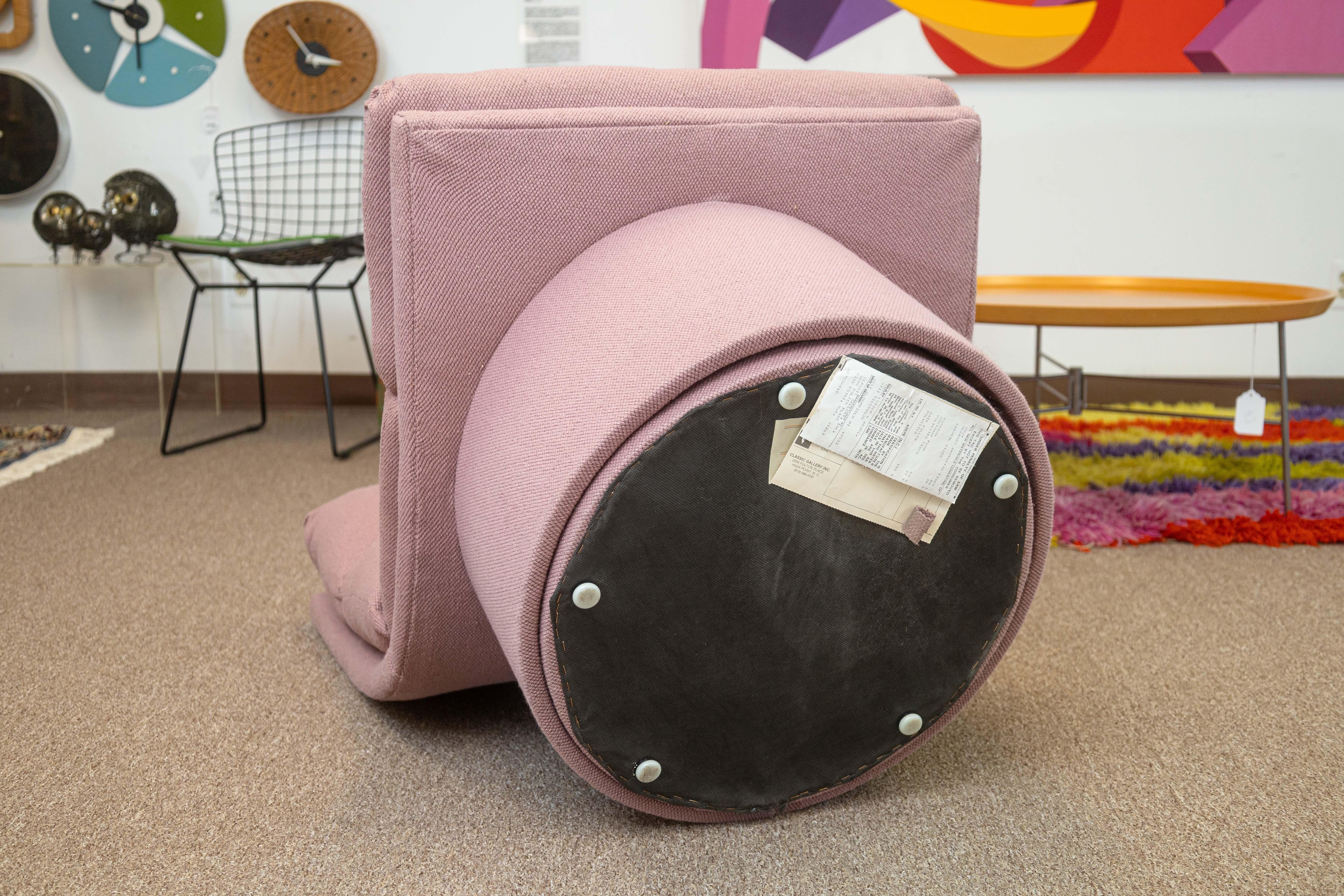Vintage Postmodern Schwenkbar Rosa Stoff Scoop Akzent Lounge Stuhl (20. Jahrhundert) im Angebot