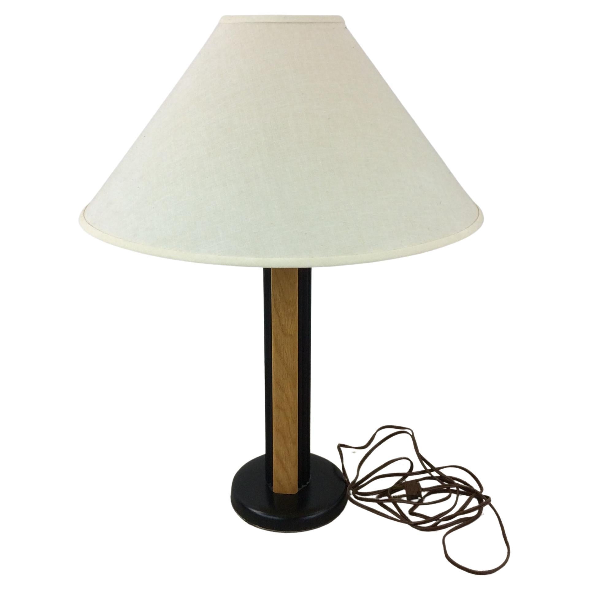 Lampe de table postmoderne noire avec accents en bois de teck et abat-jour Empire