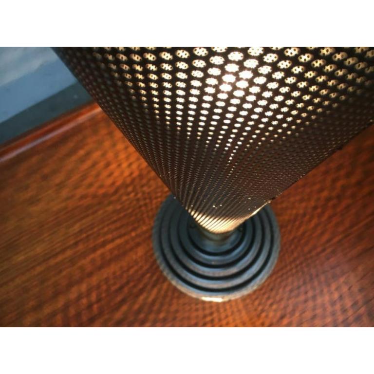 Lámpara de mesa postmoderna vintage de metal Metal en venta