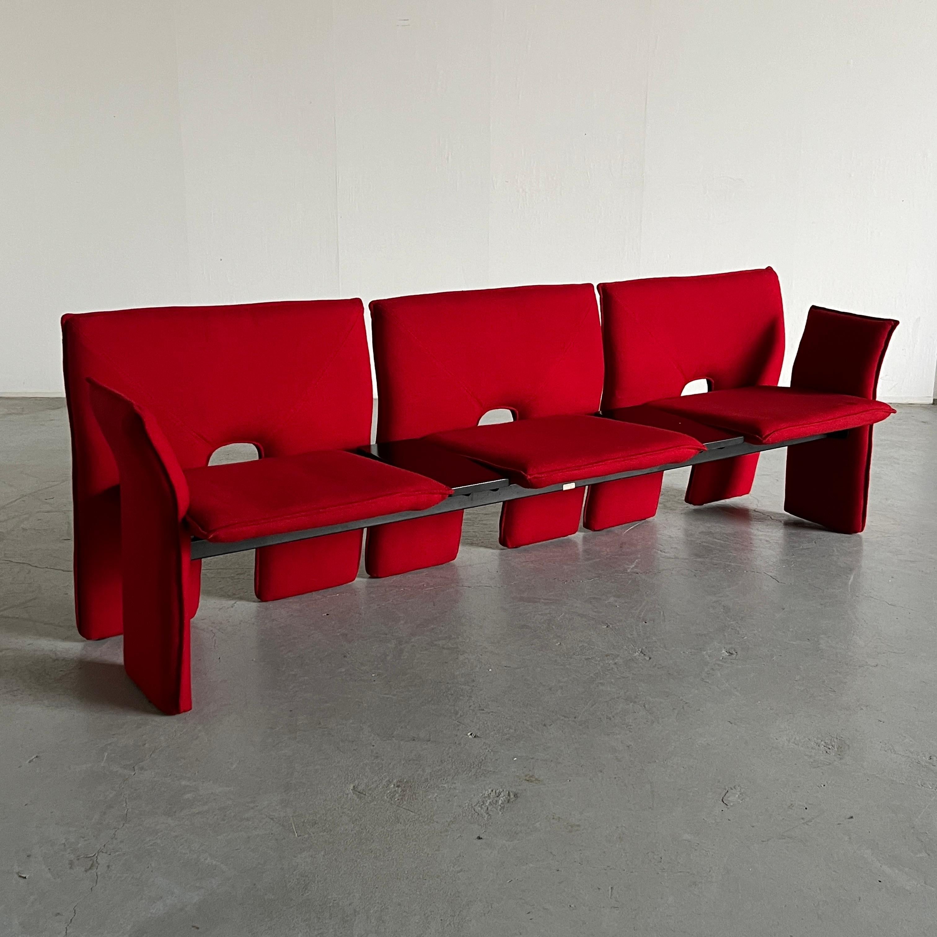 Postmodernes Dreisitzersofa im Vintage-Stil mit rotem Wollbezug und schwarzem Metallgestell.
Er hat ein verspieltes Design und ist zerlegbar.

Produziert in Italien in den 1980er Jahren.

Insgesamt in gutem Vintage-Zustand, mit minimalen erwarteten