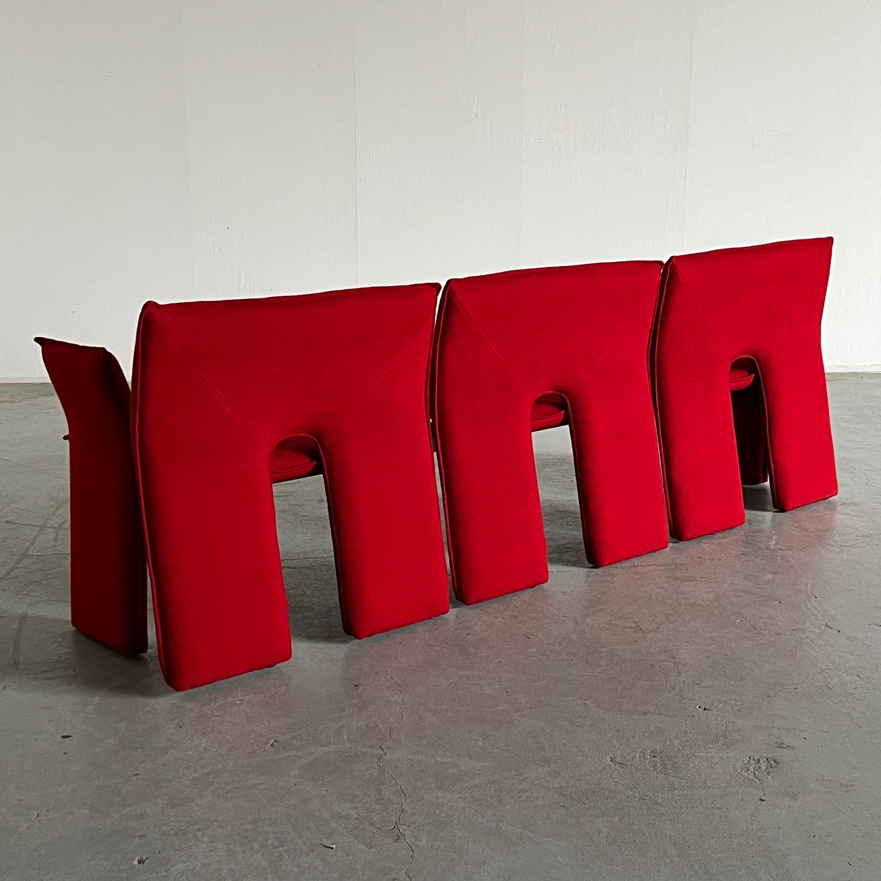 Postmodernes dreisitziges Vintage-Sofa aus roter Wolle und schwarzem Metall, Italien, 1980er Jahre (Italienisch) im Angebot