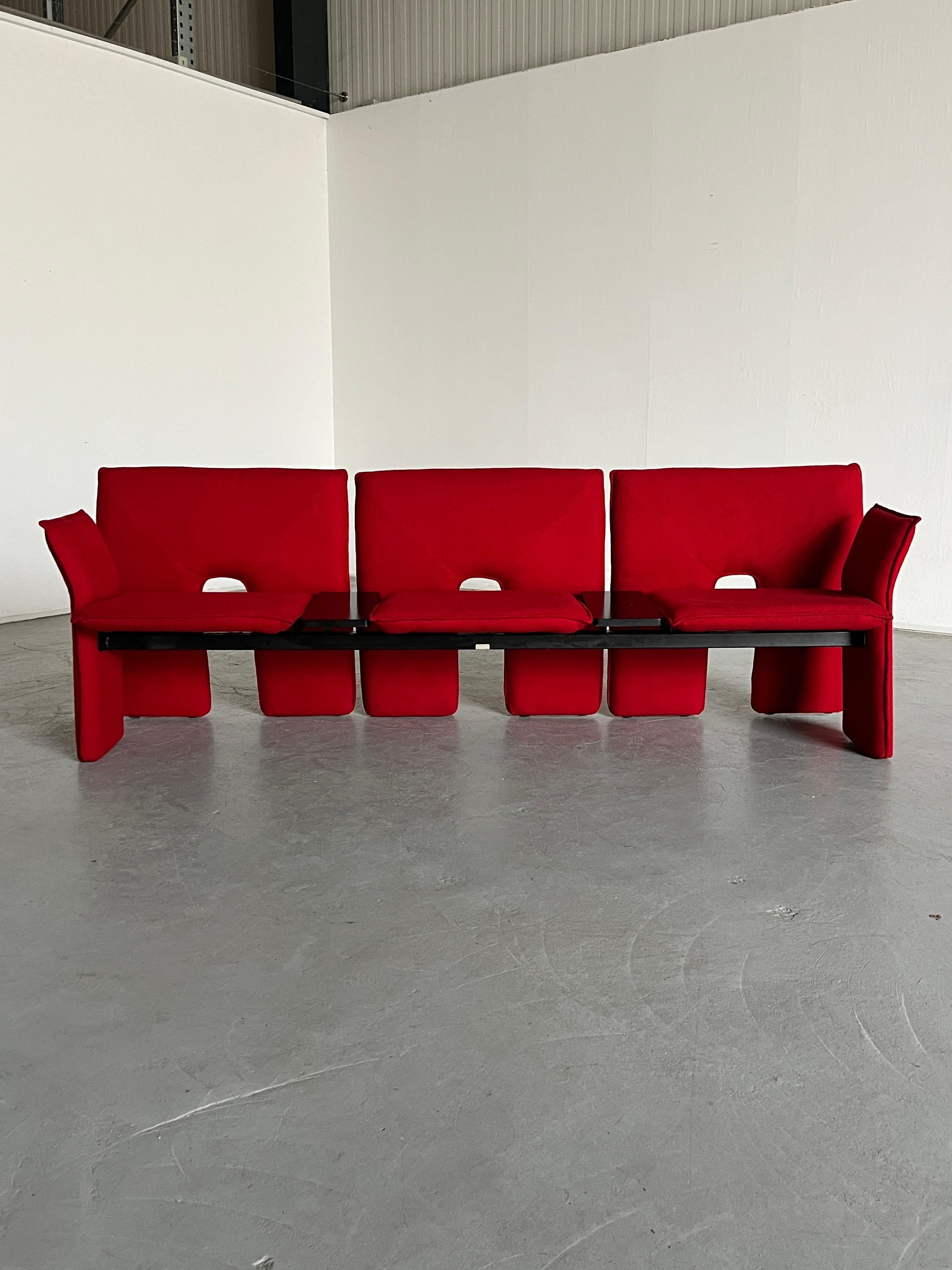 Postmodernes dreisitziges Vintage-Sofa aus roter Wolle und schwarzem Metall, Italien, 1980er Jahre im Zustand „Gut“ im Angebot in Zagreb, HR