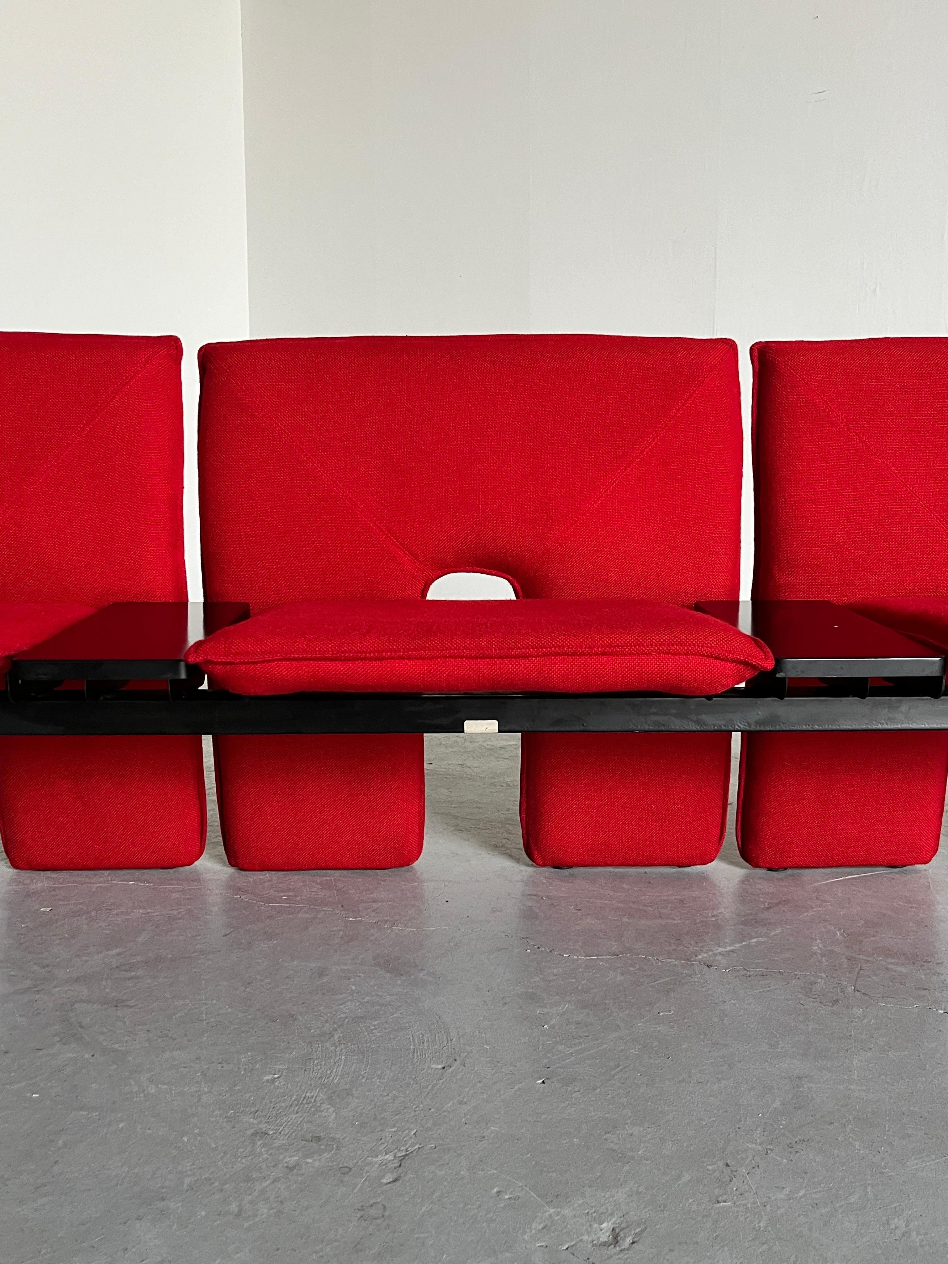 Postmodernes dreisitziges Vintage-Sofa aus roter Wolle und schwarzem Metall, Italien, 1980er Jahre im Angebot 3