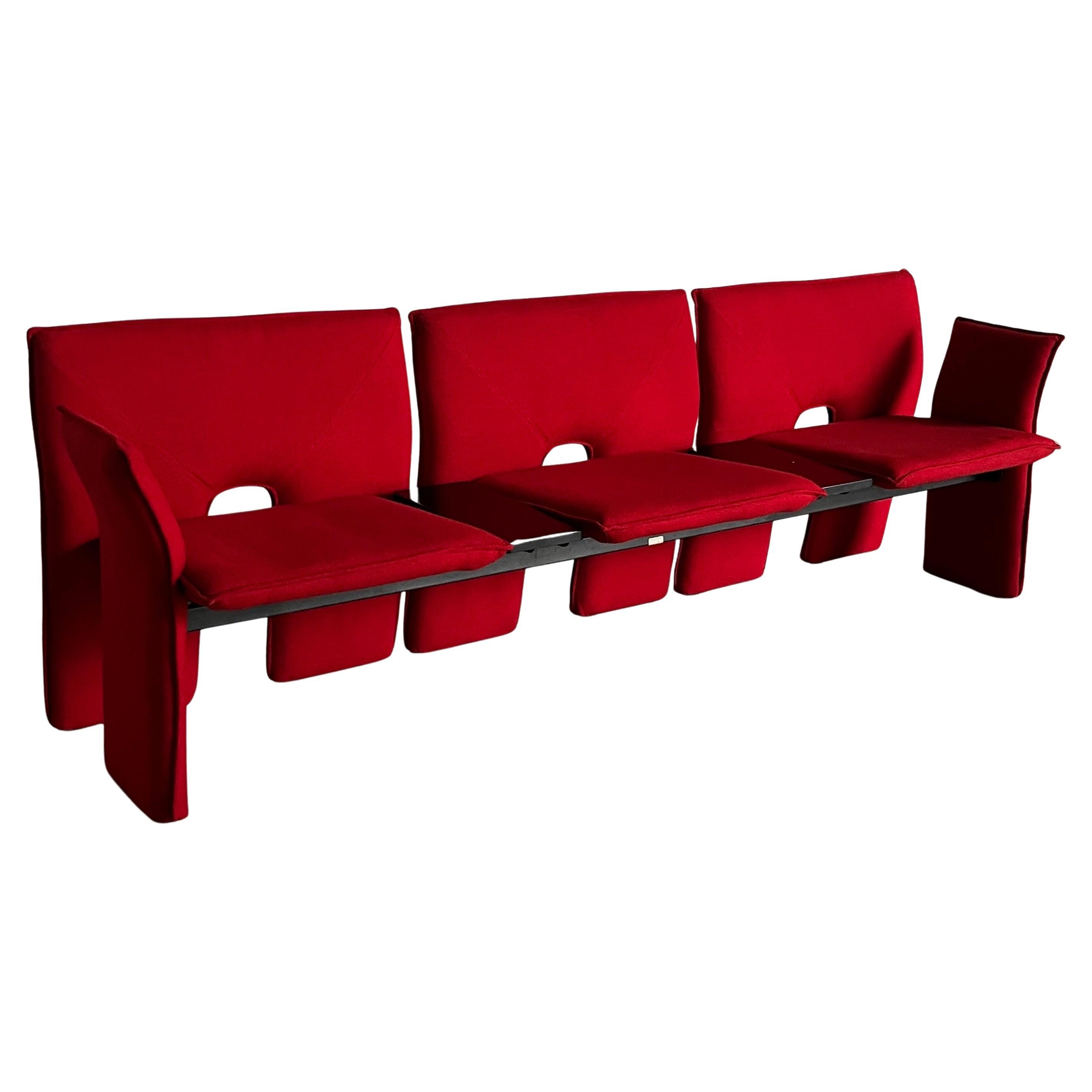 Sofá postmoderno vintage de tres plazas en lana roja y metal negro, años 80 Italia