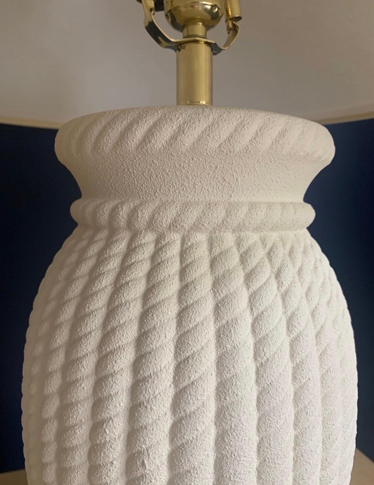 Postmoderne Lampe aus weißer Keramik mit geflochtenem Seil und Schirm, Vintage (Messing) im Angebot