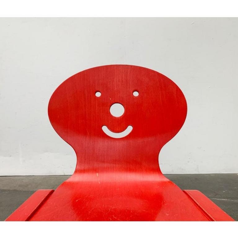 Sedia per bambini rossa con volto.

Un design giocoso. La seduta e lo schienale sono realizzati con un pezzo di legno da modanatura e si trovano tra le due guance che fungono da gambe della sedia. Lo schienale presenta delle aperture a forma di