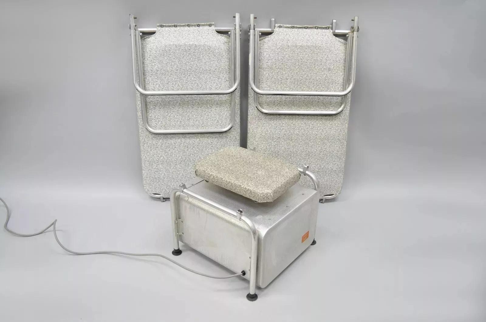 Vintage Posture Rest Company Massage Therapy Chair Seat Wellness Machine. L'article présenté est livré avec 2 sièges rembourrés pliables et un siège agitateur central motorisé, étiquettes d'origine, construction en aluminium, grand article vintage.