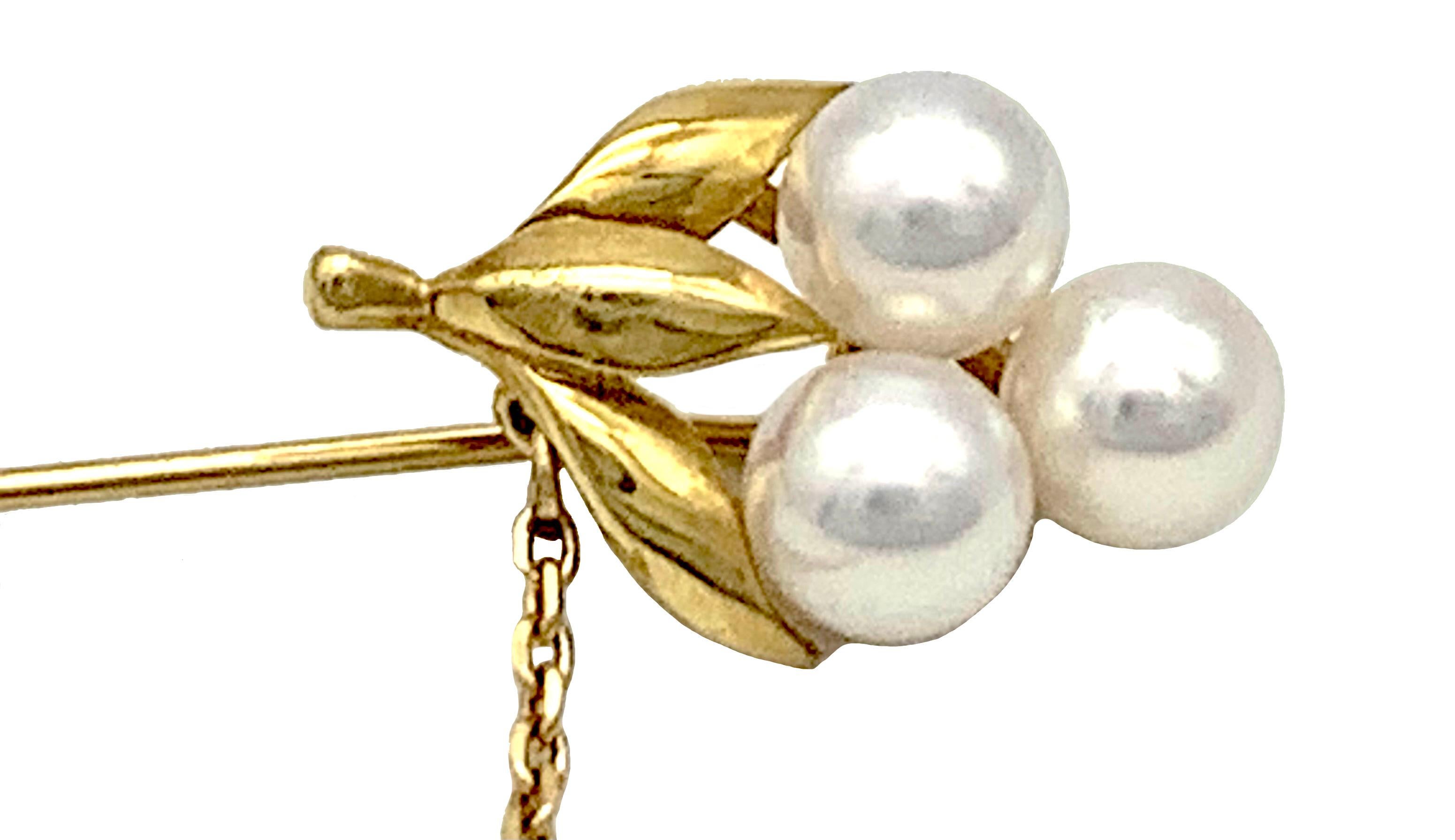 This stickpin has been made out of 18K gold in 1950 ca. The pin is designed as a little flower with three leaves. The flower is made up from three perfectly round white cultured pearls. The pin is equipped with a gold counter piece secured to the