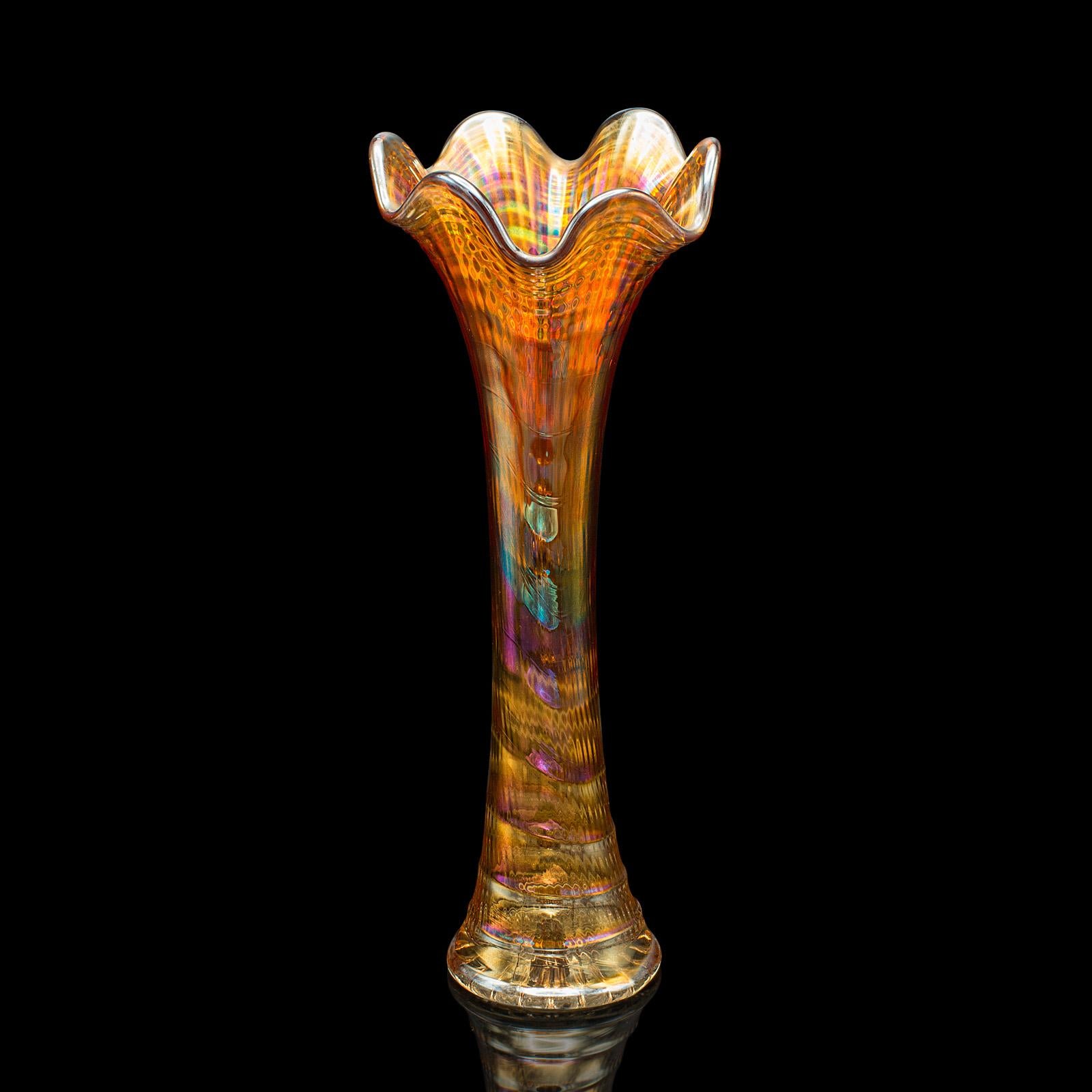 
Il s'agit d'un vase posy vintage. Un manchon de tige en verre lustré anglais, datant de la période Art déco, vers 1930.

Une touche de couleur éclatante avec ce vase en verre de carnaval vibrant.
Présente une patine d'usage désirable et est en bon