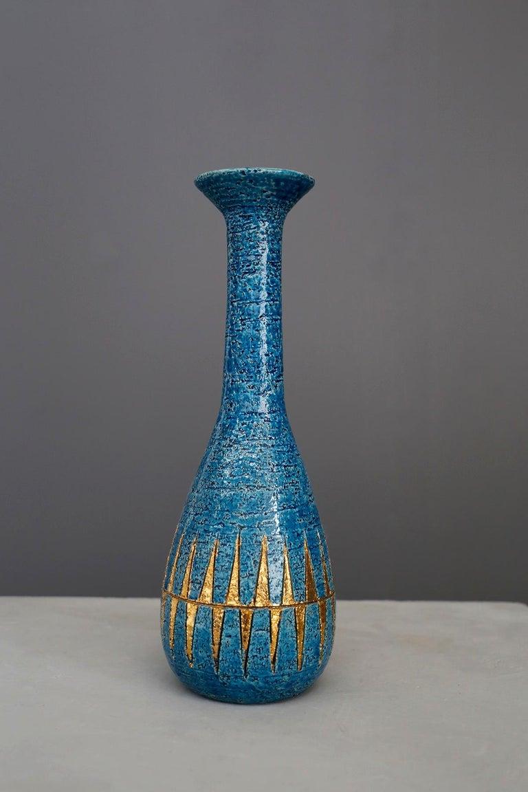 Pottery vase by Aldo Londi with gold motif and enamel for Bitossi Ceremiche of Italy. It is in excellent vintage condition without defects, chipping, cracks. Please see the photos.
From the vertical lines that form triangles from top to top from