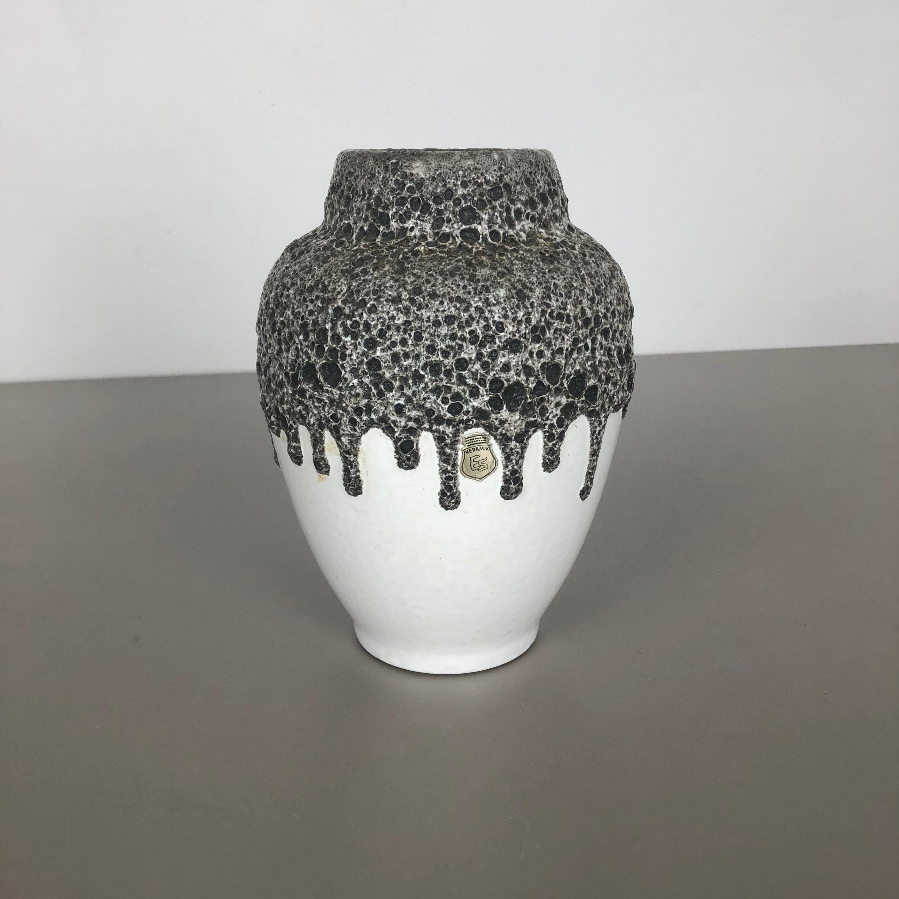 Article :

Vase d'art en lave grasse 


Producteur :

ES Ceramics, Allemagne (voir étiquette)

ES-Keramik J. Emons Söhne, Rheinbach


Décennie :

1970s


Ce vase vintage original a été produit dans les années 1970 en Allemagne par le fabricant de