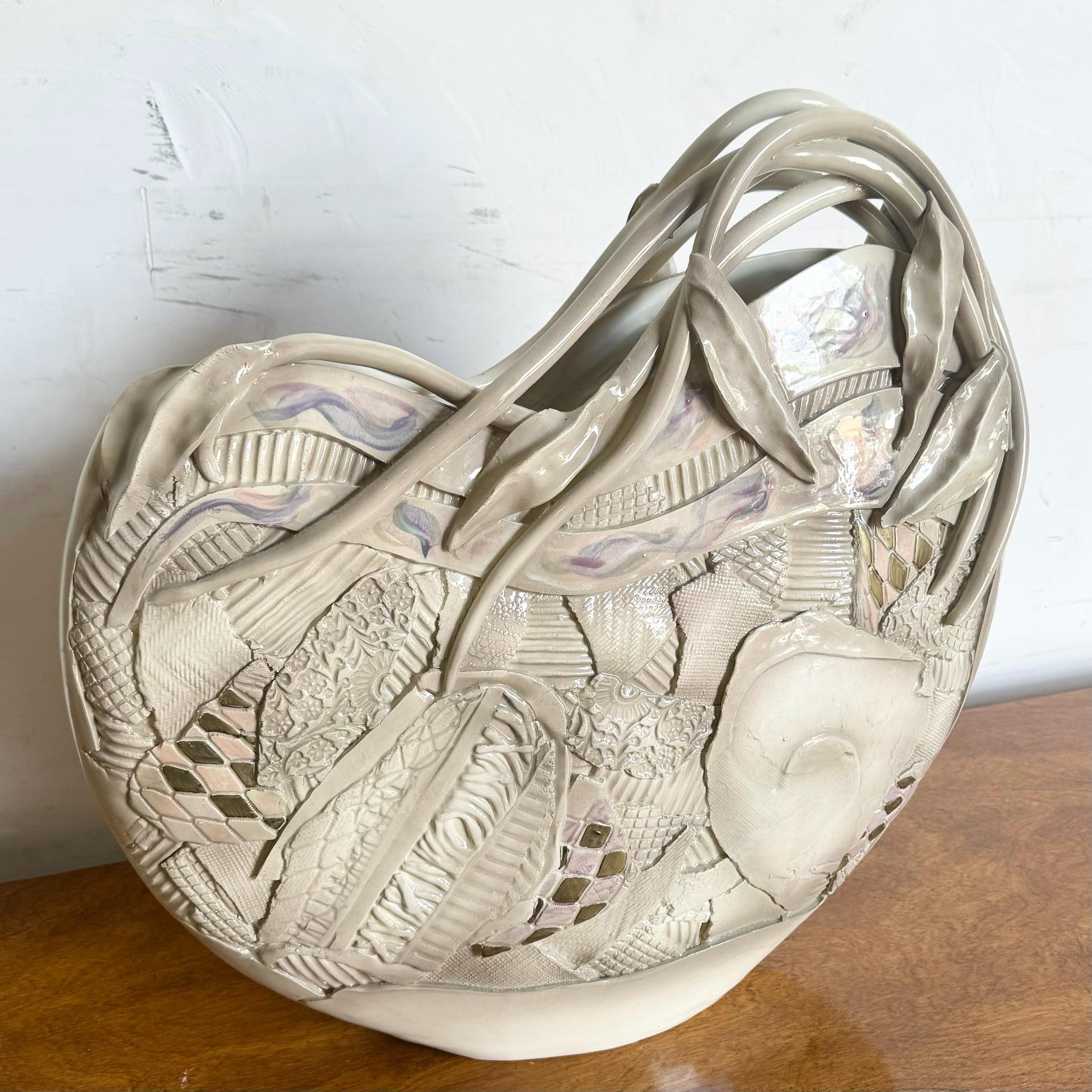 Ajoutez une touche artisanale à votre espace avec ce vase en poterie vintage de Gail Markiewicz. Doté de textures organiques et d'un design artisanal unique, ce vase apporte une touche de beauté naturelle et d'artisanat à n'importe quelle pièce.