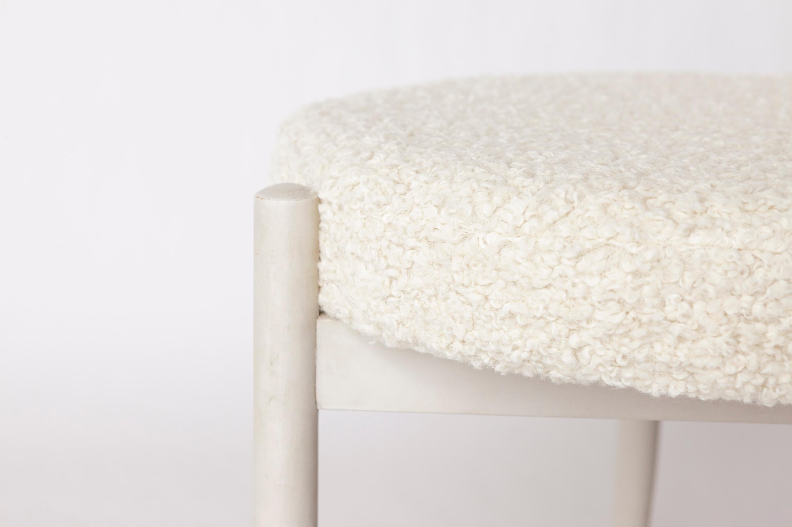 Schöner Vintage Pouf / Hocker - 1970er Jahre
Ein Retro-Klassiker mit zeitlosem Charme.

Stabiler Rahmen aus weiß lackiertem Buchenholz.
Die gepolsterte Sitzfläche wurde neu mit einem hochwertigen Schafwollstoff bezogen, der ein warmes und