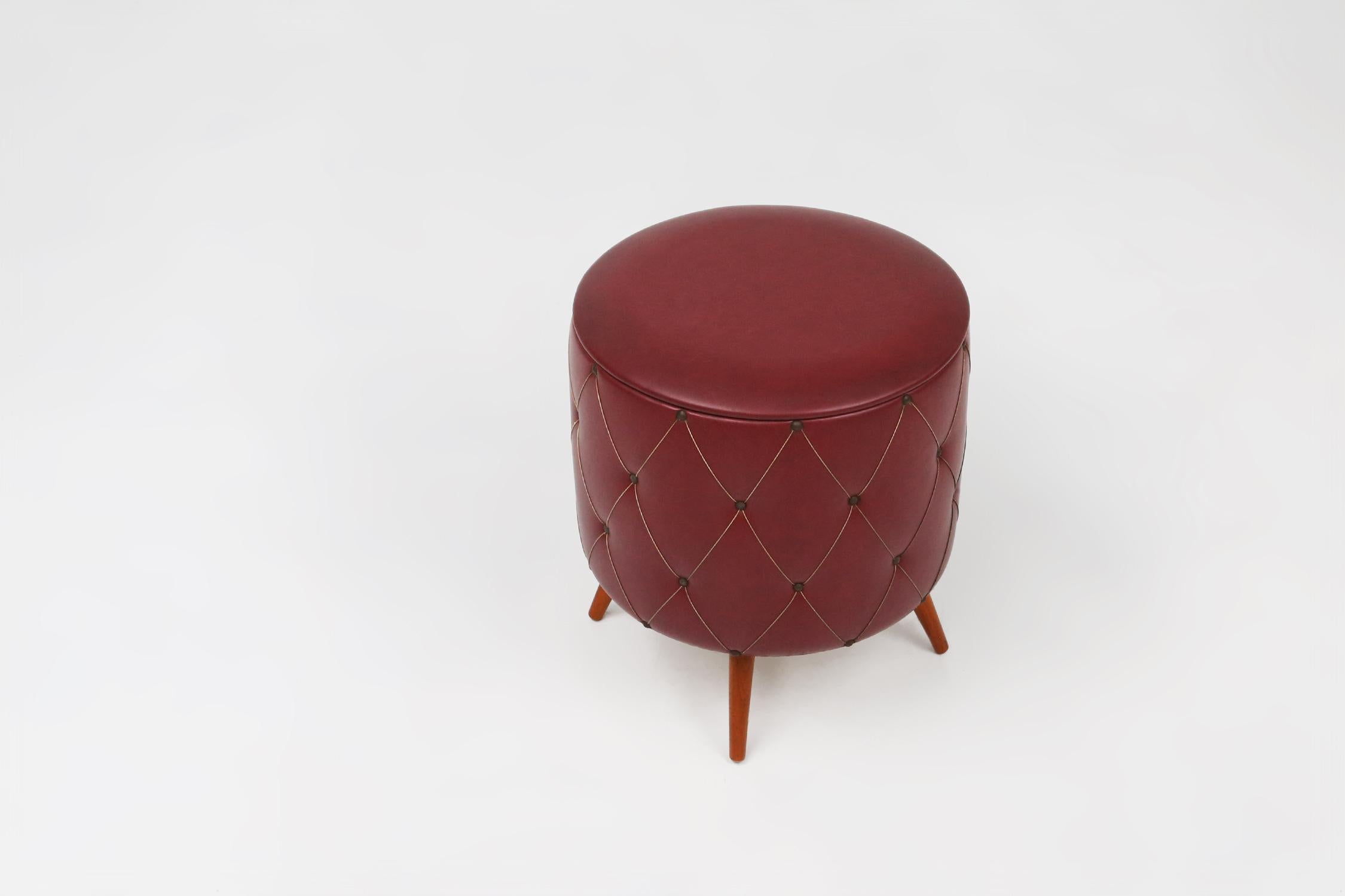 Vintage pouf with storage in dark red faux leather, France ca. 1950 In Good Condition For Sale In Meulebeke, BE