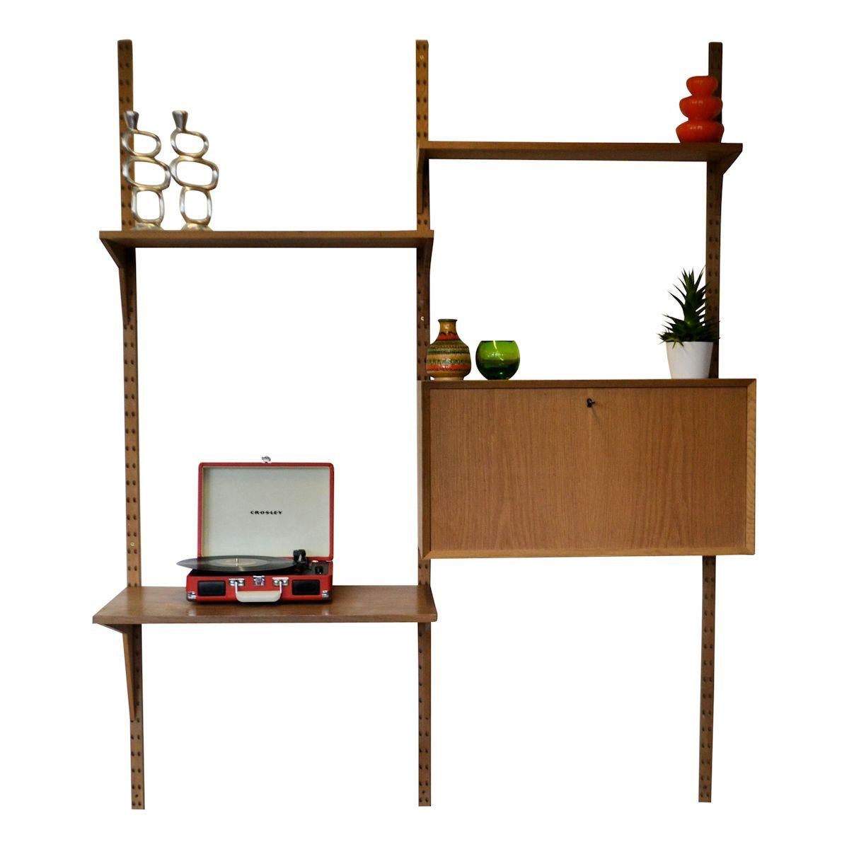 Vintage Danish oak shelving system designed by Poul Cadovius for Cado. Cadovius, the architect and furniture designer, became world famous with his mythical Royal System design. Even today, this practical, efficient, stylish wall system still is a