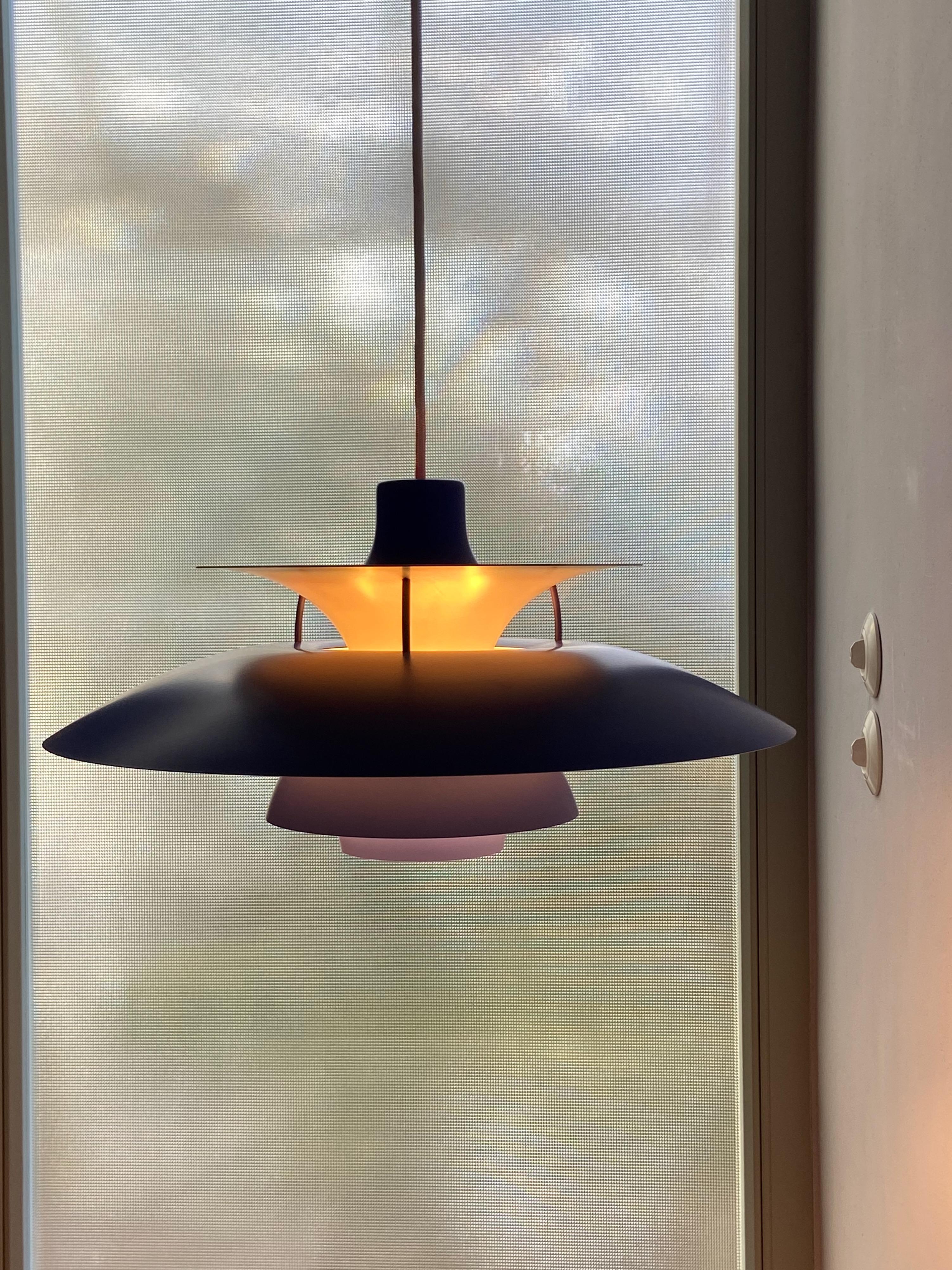 Très belle lampe suspendue PH5 bleue design par Poul Henningsen produite par Louis Poulsen, Made in Denmark. Il s'agit de la bonne vieille version avec la plaque circulaire orange pour la prise. La lampe est en très très bon état. Pas de pièces