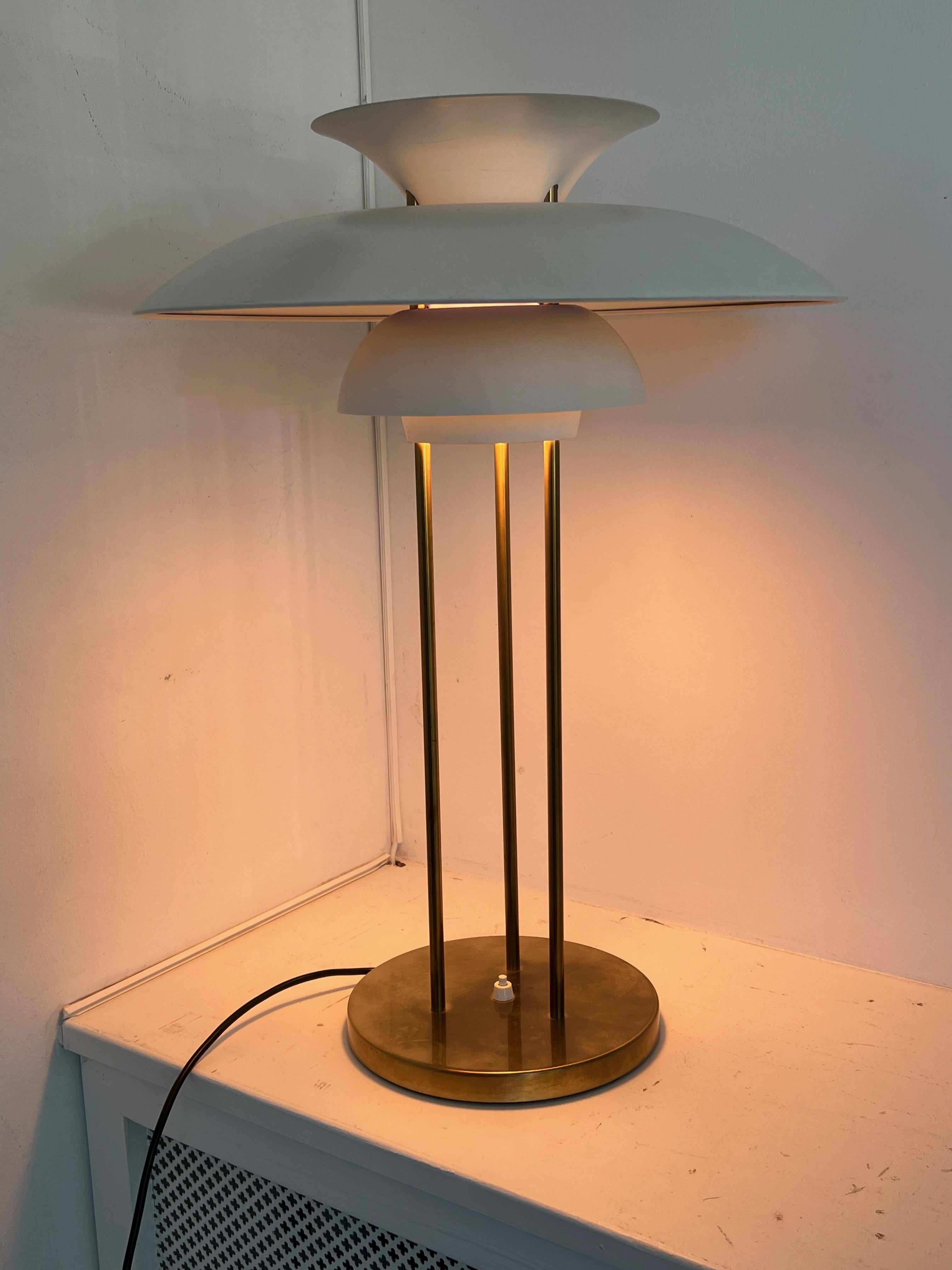 Poul Henningsen PH5 Tischlampe aus Messing und lackiertem Metall. (Moderne) im Angebot