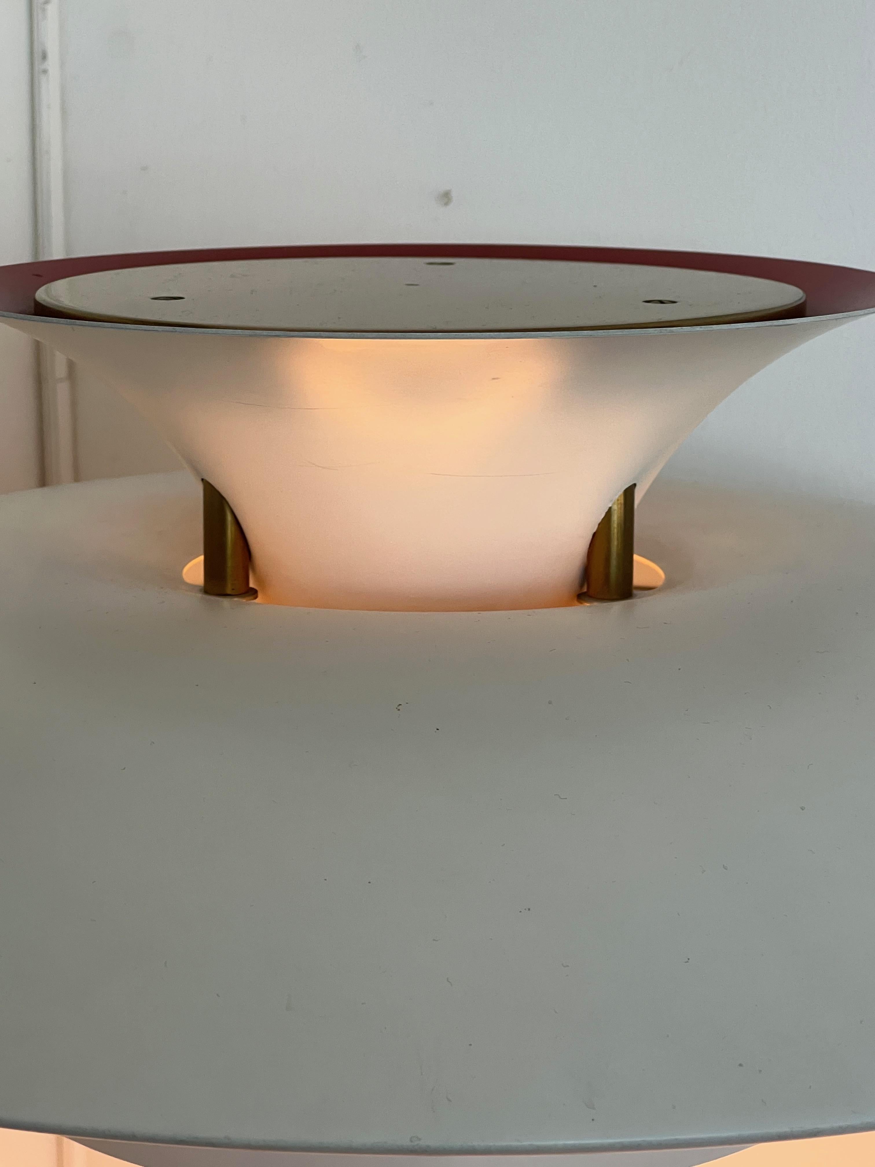 Modern Vintage Poul Henningsen PH5 table lamp in brass and painted metal. For Sale