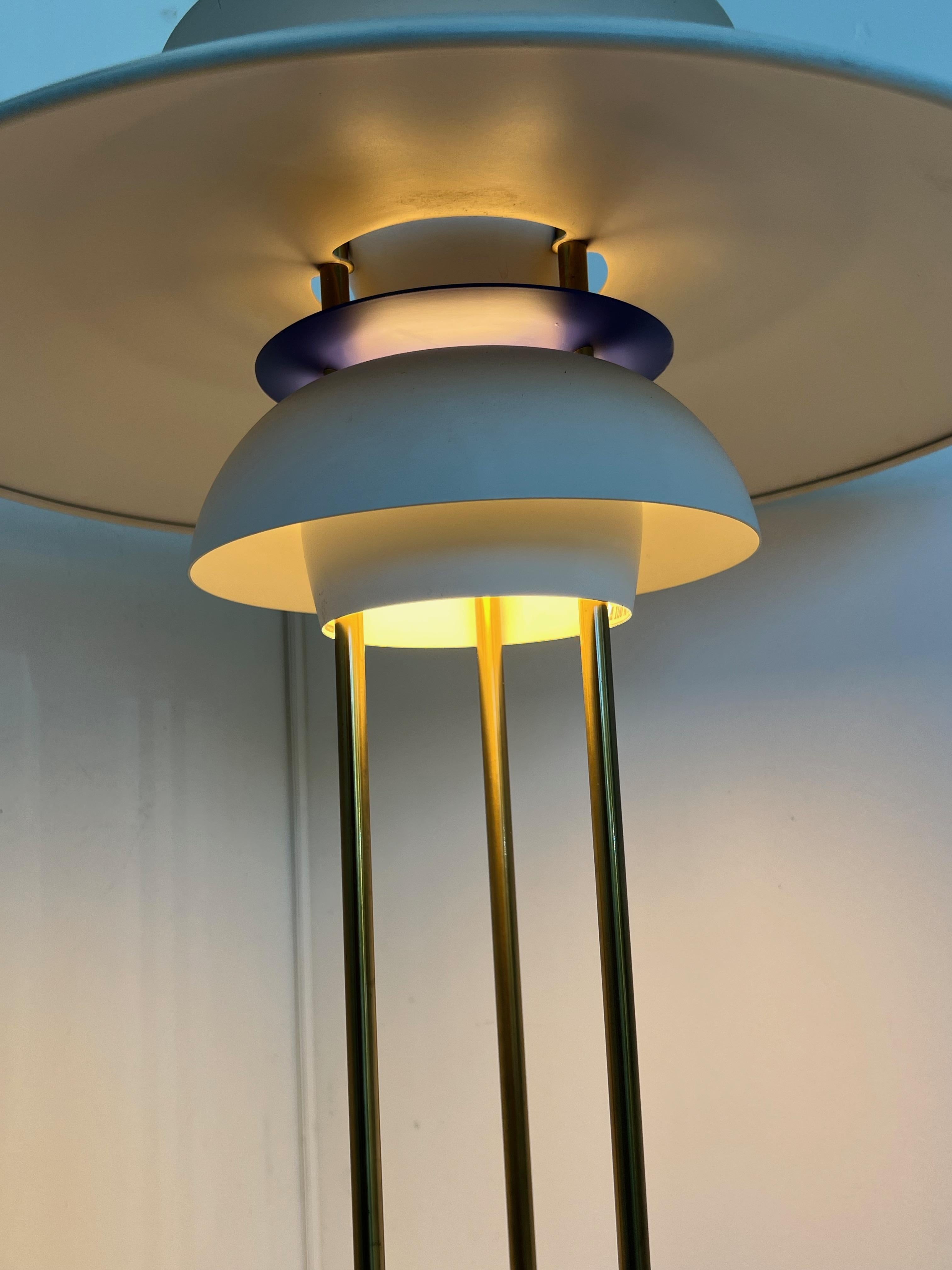Painted Vintage Poul Henningsen PH5 table lamp in brass and painted metal. For Sale
