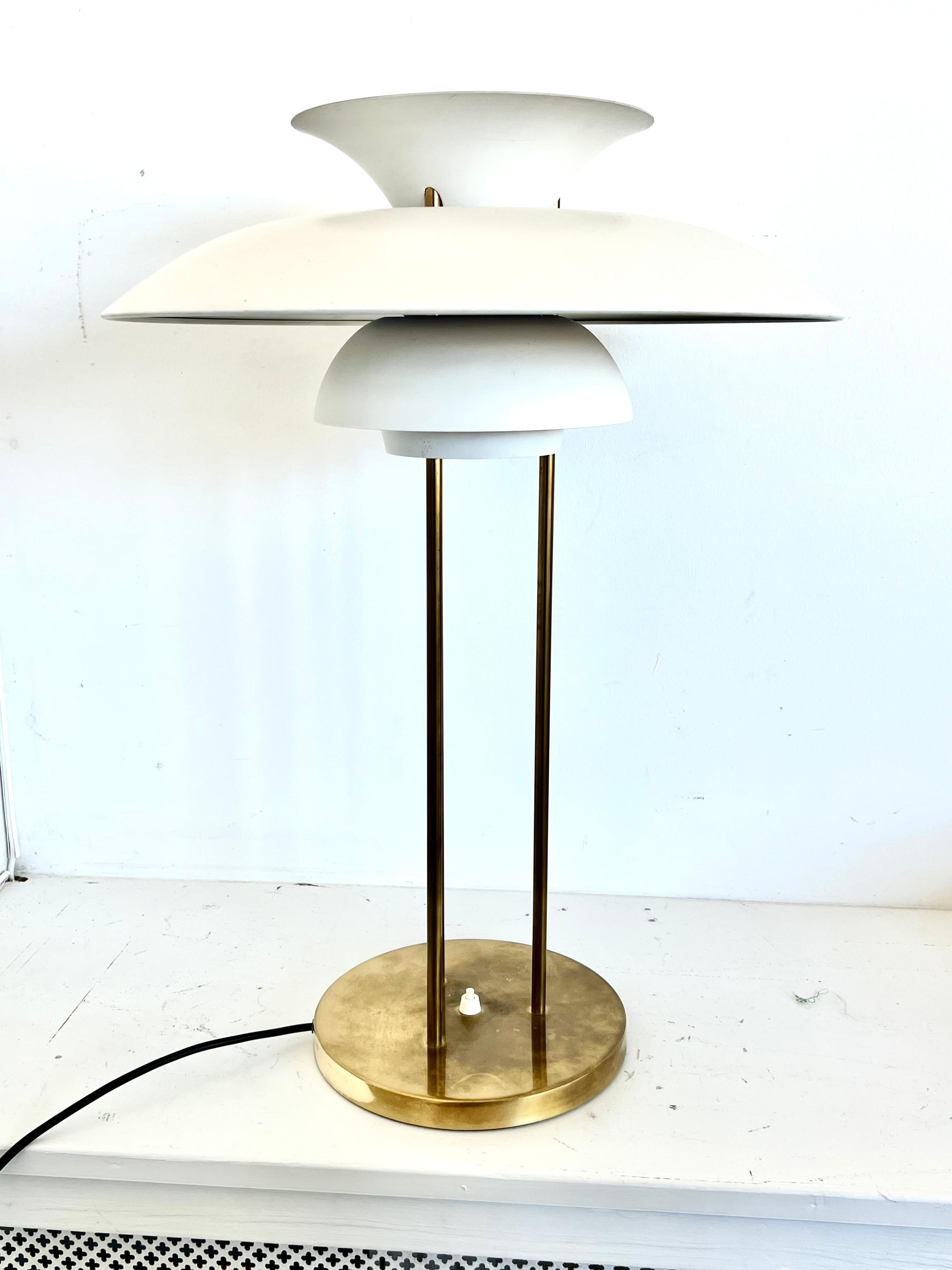 20th Century Vintage Poul Henningsen PH5 table lamp in brass and painted metal. For Sale