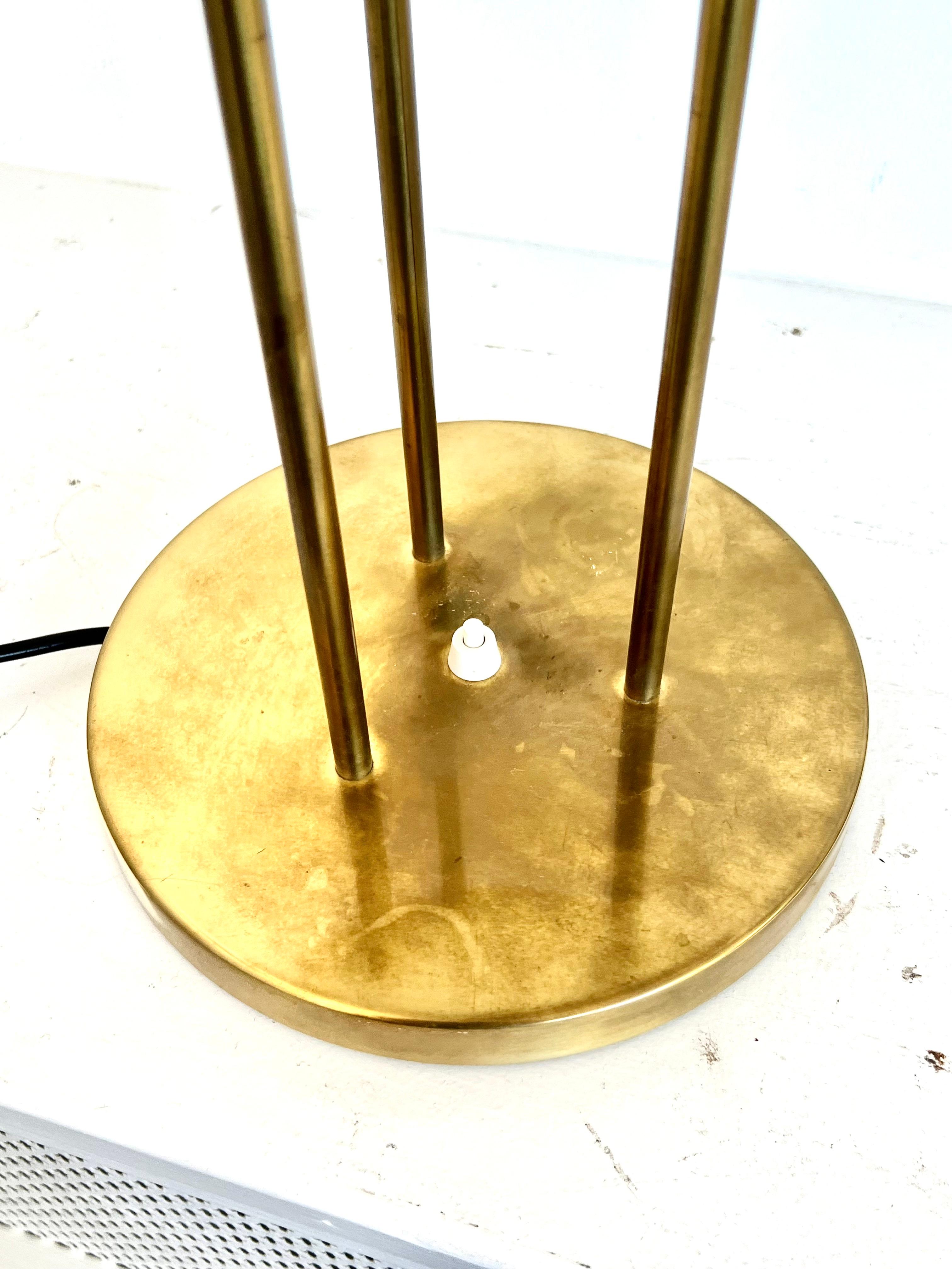Metal Vintage Poul Henningsen PH5 table lamp in brass and painted metal. For Sale