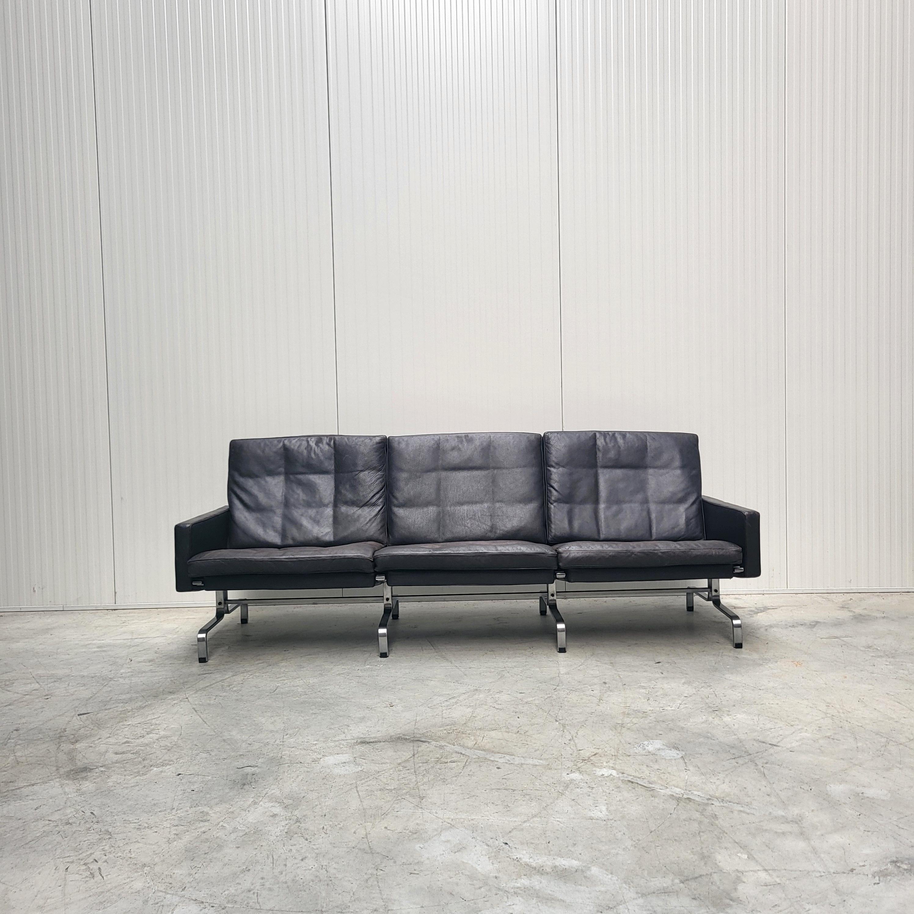 Fine and rare PK31/3 sofa by Poul Kjaerholm for Fritz Hansen.
One of the earliest Fritz Hansen editions made in the early 1980s.

One of the finest sofa ever made. Actually new retail price approx 55.000,00$.

Made in Denmark by Fritz Hansen.

The