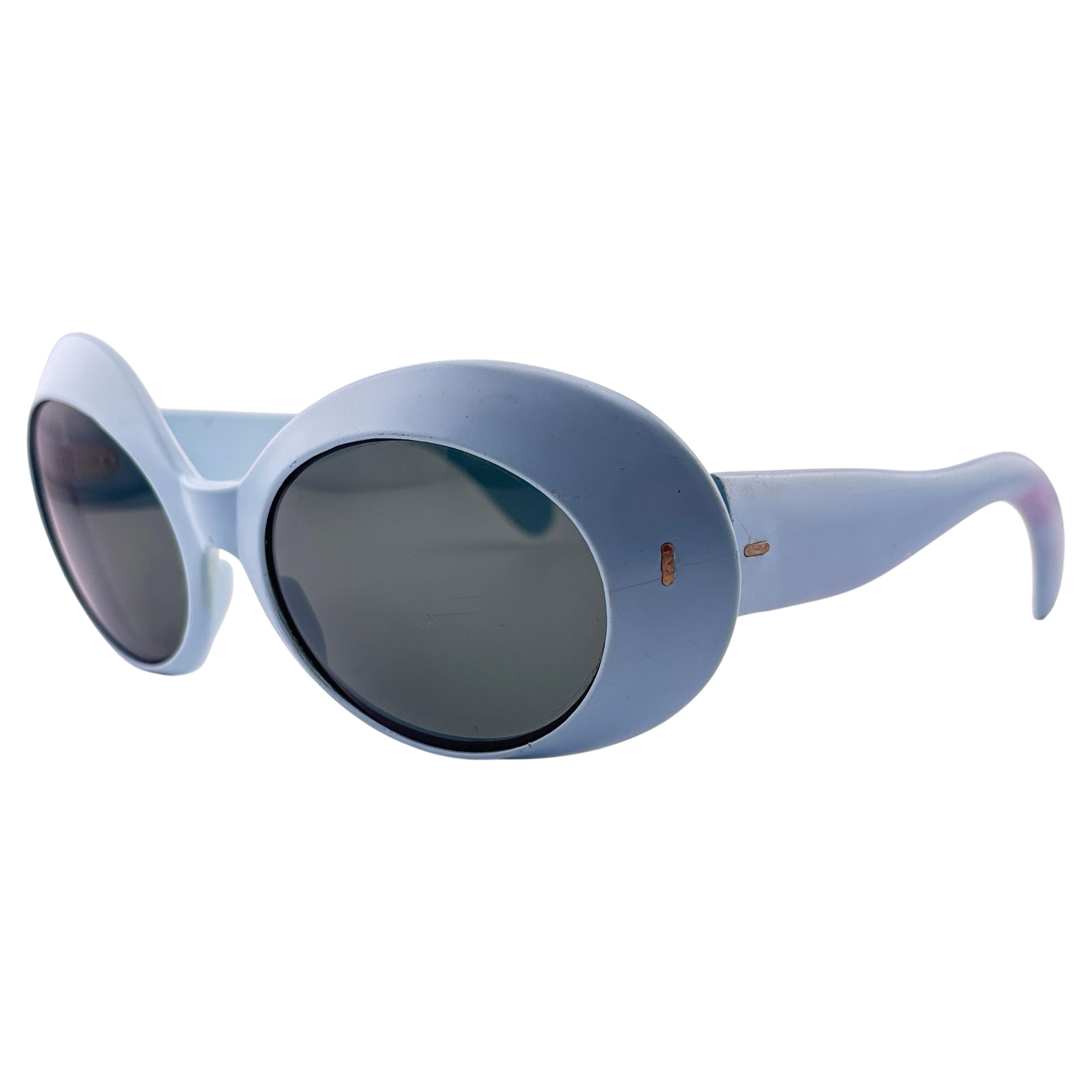 Gafas de sol vintage con montura azul polvo de mediados de los años 60 Fabricadas en Francia