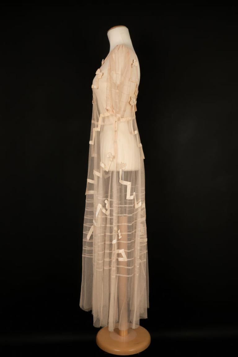 Vestido vintage de tul rosa empolvado con adornos de terciopelo. No se indica la talla, se ajusta a una 36FR. Pieza de 1930.

Más información: 
Estado: Buen estado
Dimensiones: Anchura de los hombros: 42 cm - Pecho: 43 cm - Cintura: 40 cm - Longitud
