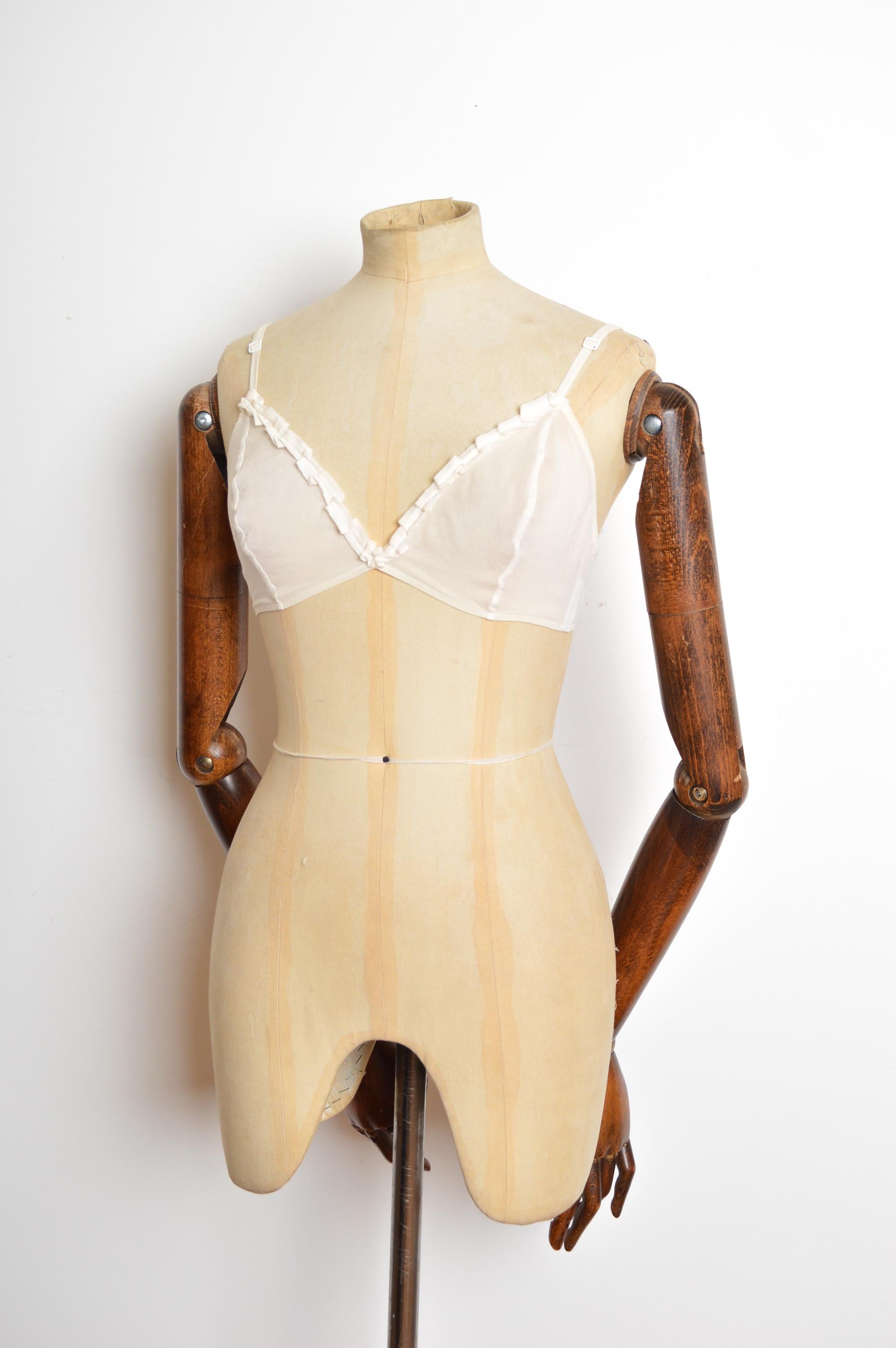 Magnifique brassière triangle en crêpe de soie de la collection Prêt-à-porter 1996-1997 de PRADA, dotée de bretelles élastiques réglables et d'un crochet de maréchal-ferrant au dos. 
Les mesures sont indiquées en pouces ('')
Taille recommandée : UK