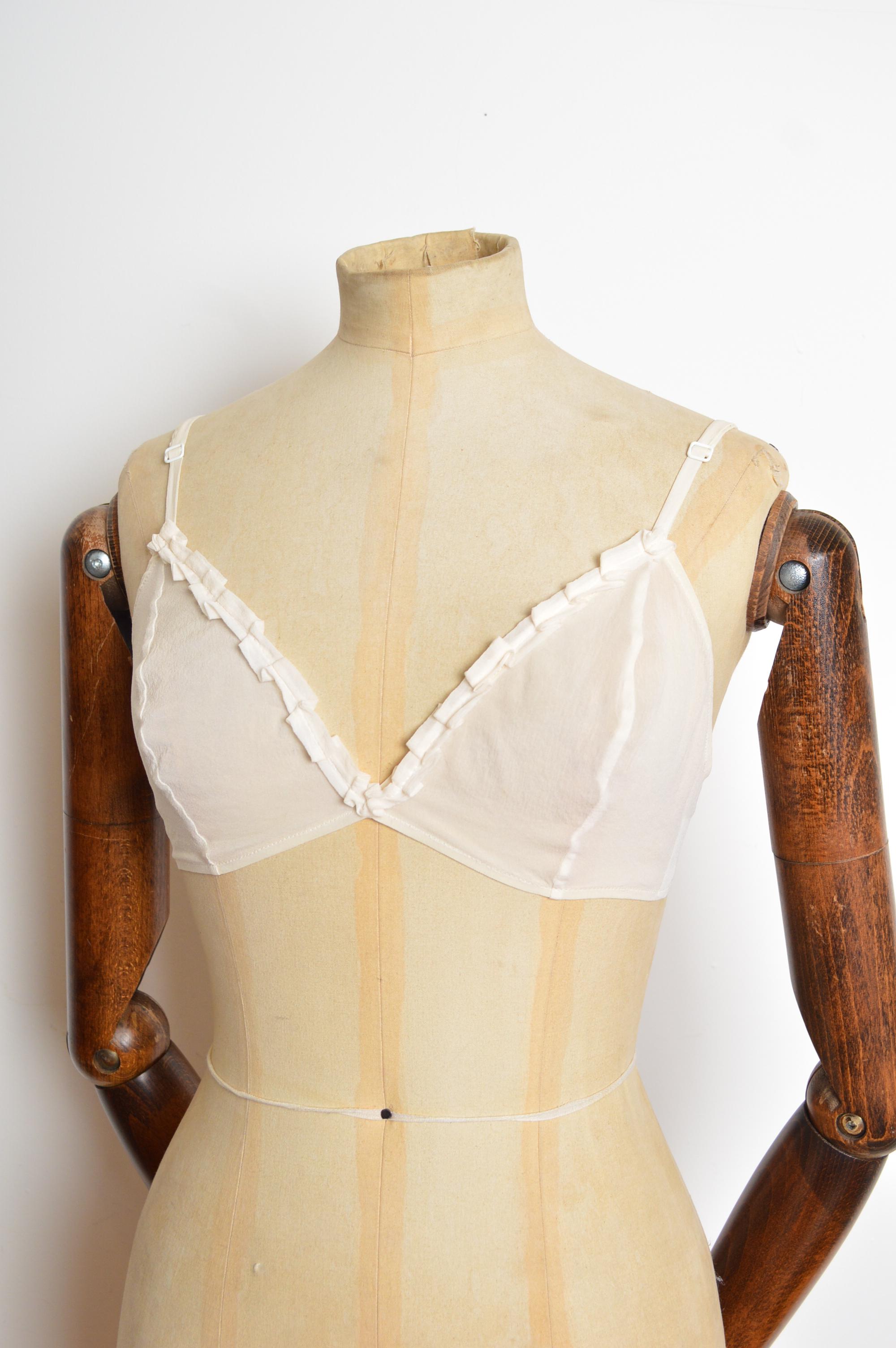 Vintage Prada 1996 - 1997 Blanc ivoire Silk Ruffle Bralet - Cami Bra Top Bon état - En vente à Sheffield, GB