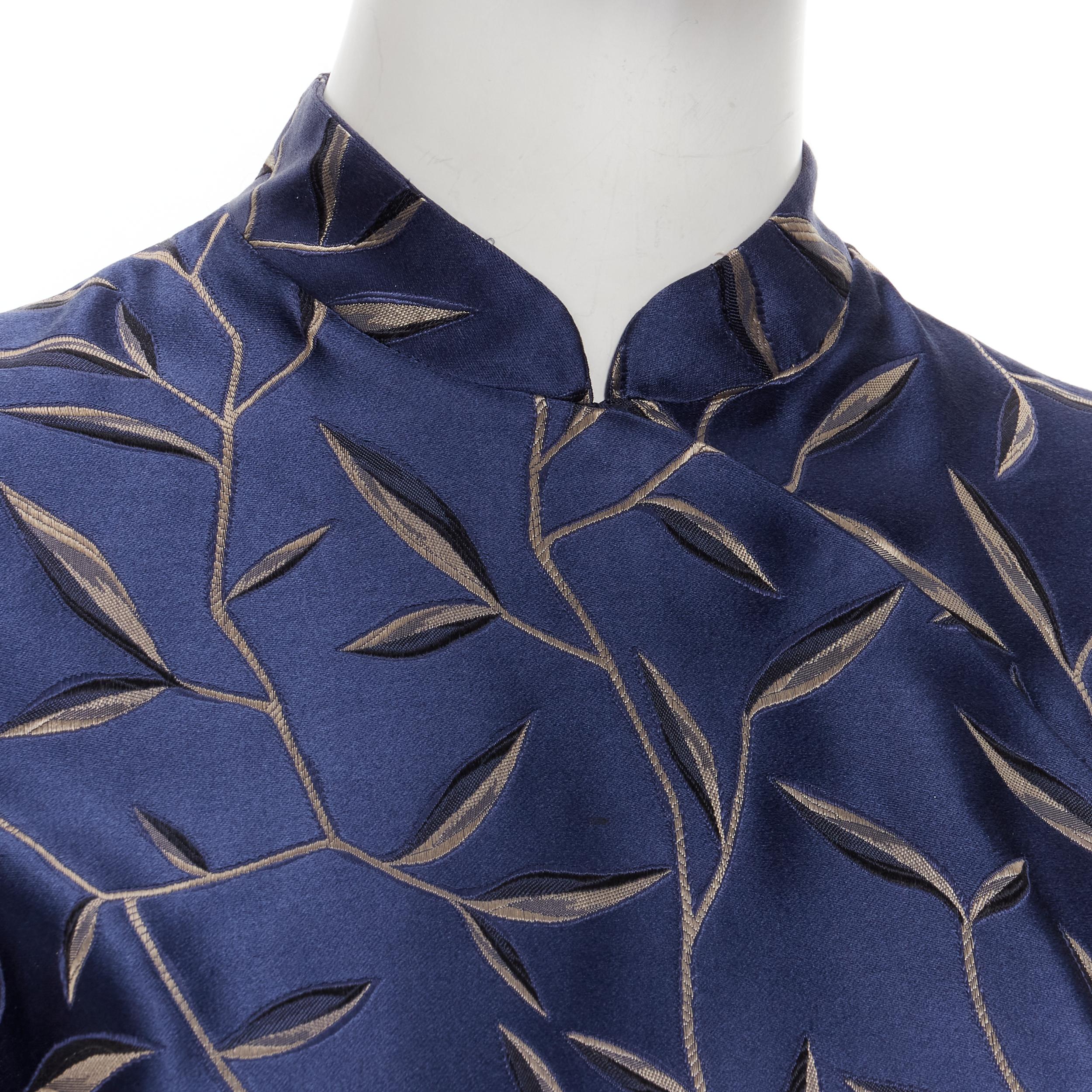 vintage PRADA 1996 oriental leaf jacquard silk navy Chinese collar shirt IT40 S 
Reference: TGAS/B01436 
Brand: Prada 
Designer: 699.99 
Collection: 1996 Runway 
Material: Silk 
Color: Blue 
Pattern: Floral 
Closure: Zip 
Extra Detail: Stand collar.