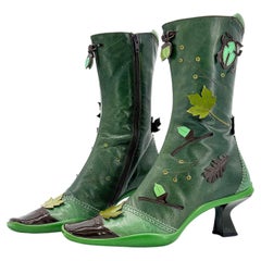 Botas vintage de Prada de la colección Otoño-Invierno 1999, con apliques de hojas verdes e insectos, de piel, talla 38,5