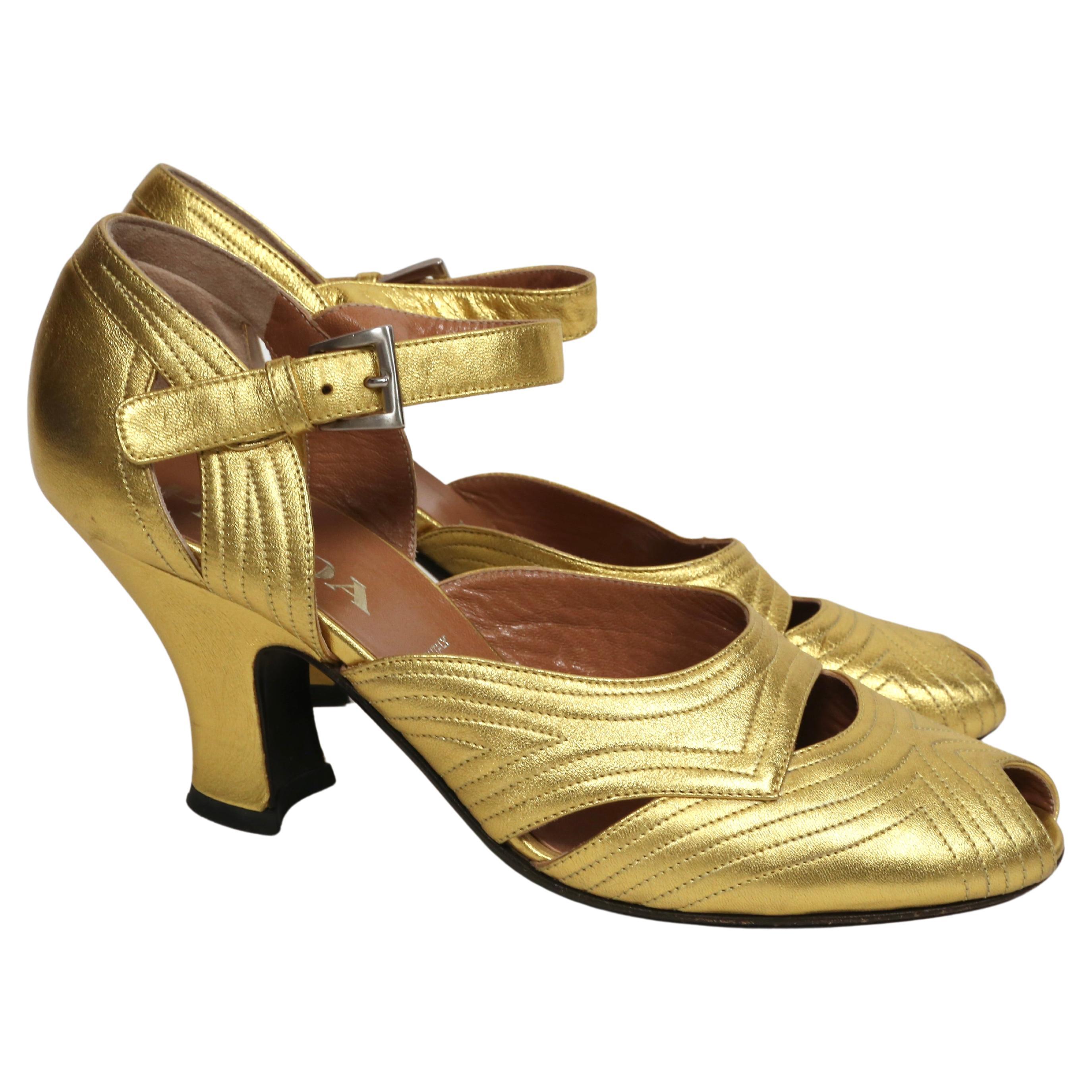 Chaussures à talons PRADA vintage en cuir doré avec surpiqûres décoratives et bouts ouverts - 40 Bon état - En vente à San Fransisco, CA