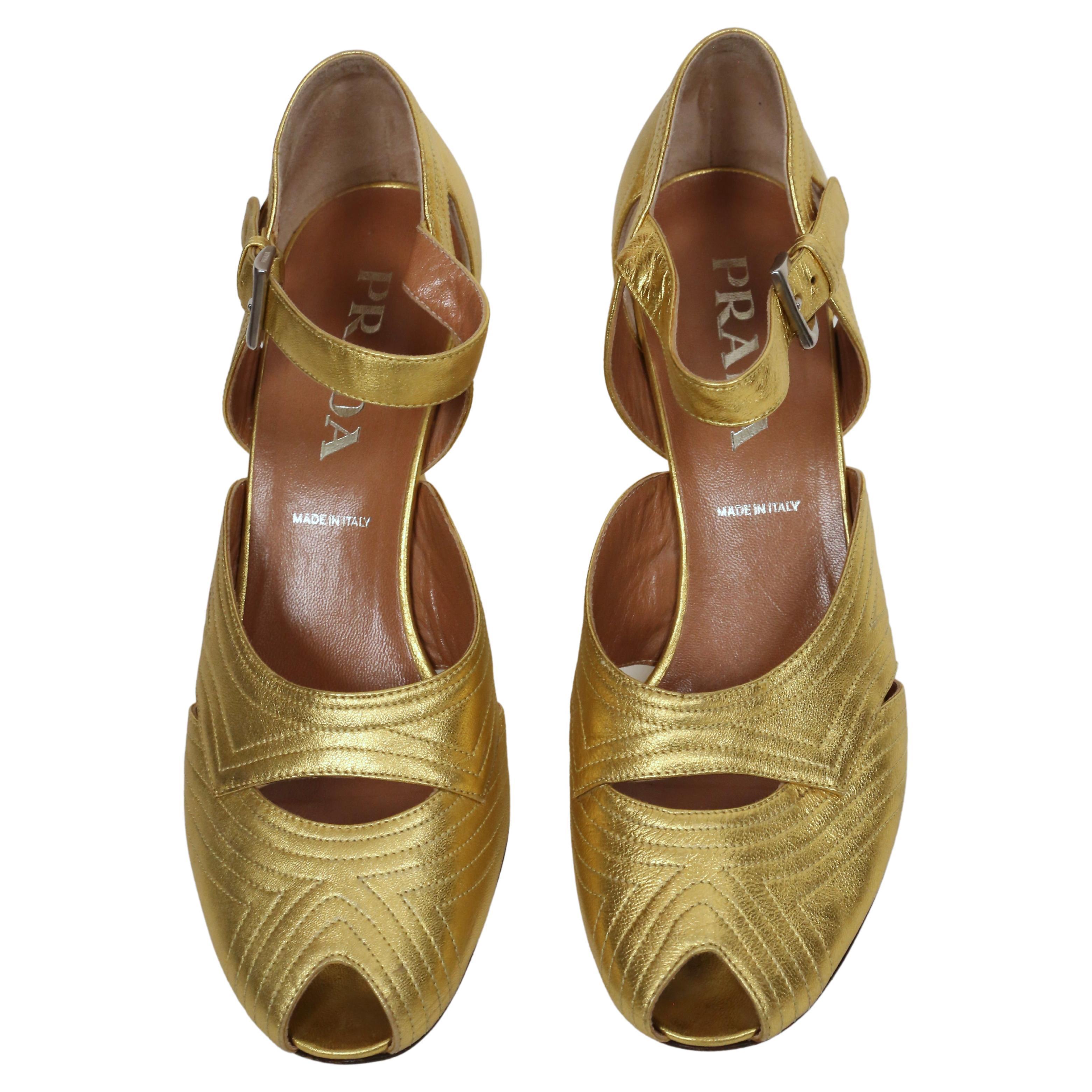Vintage PRADA goldene Lederabsätze mit dekorativer Steppsticharbeit und Peep Toes - 40 Damen im Angebot