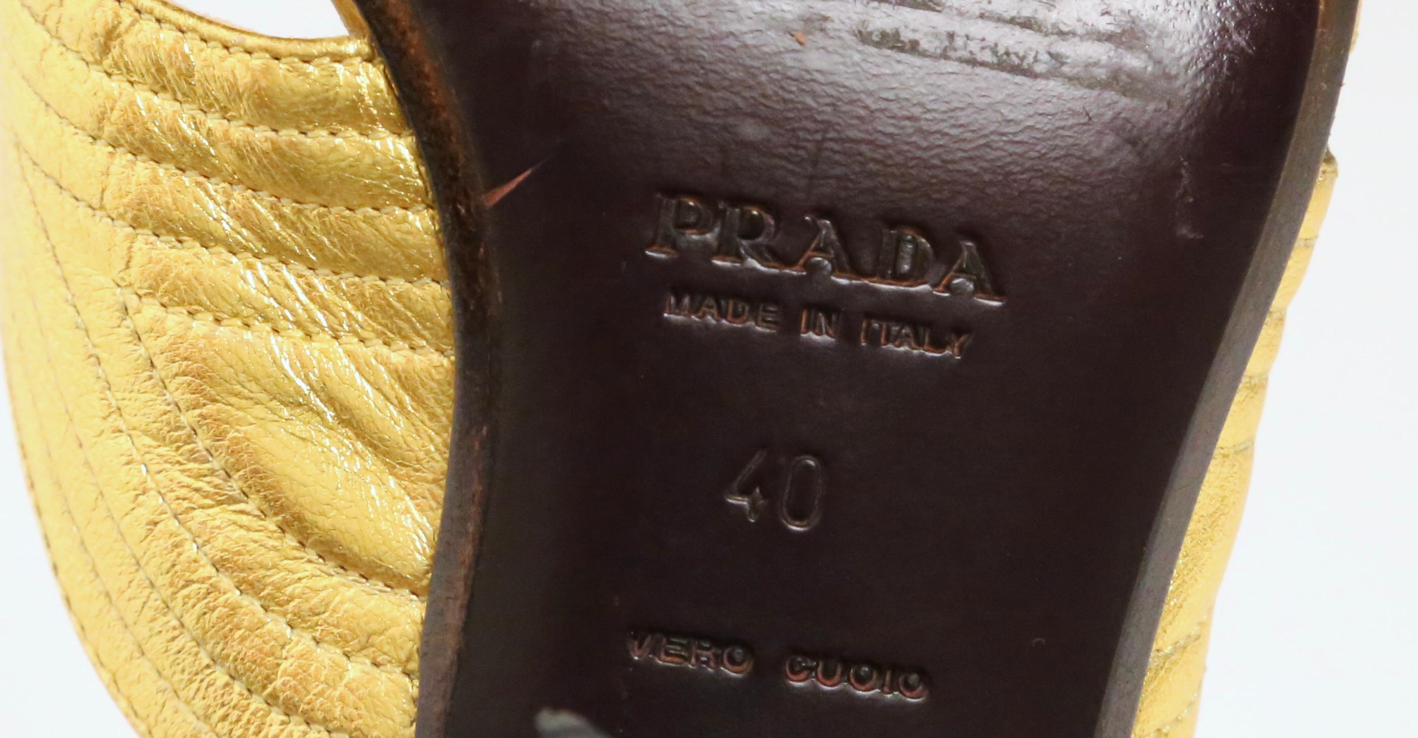 Chaussures à talons PRADA vintage en cuir doré avec surpiqûres décoratives et bouts ouverts - 40 en vente 4