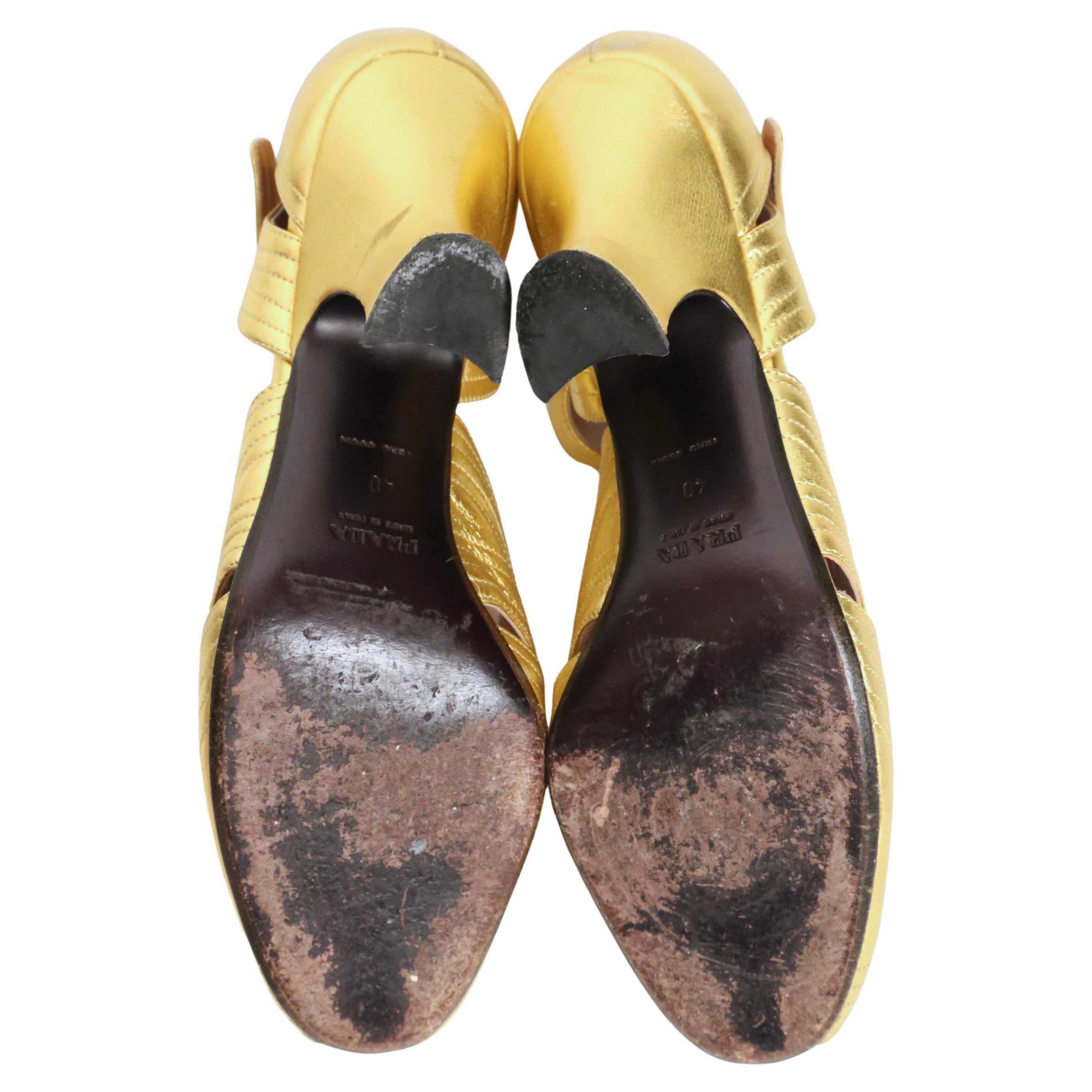 Chaussures à talons PRADA vintage en cuir doré avec surpiqûres décoratives et bouts ouverts - 40 en vente 5