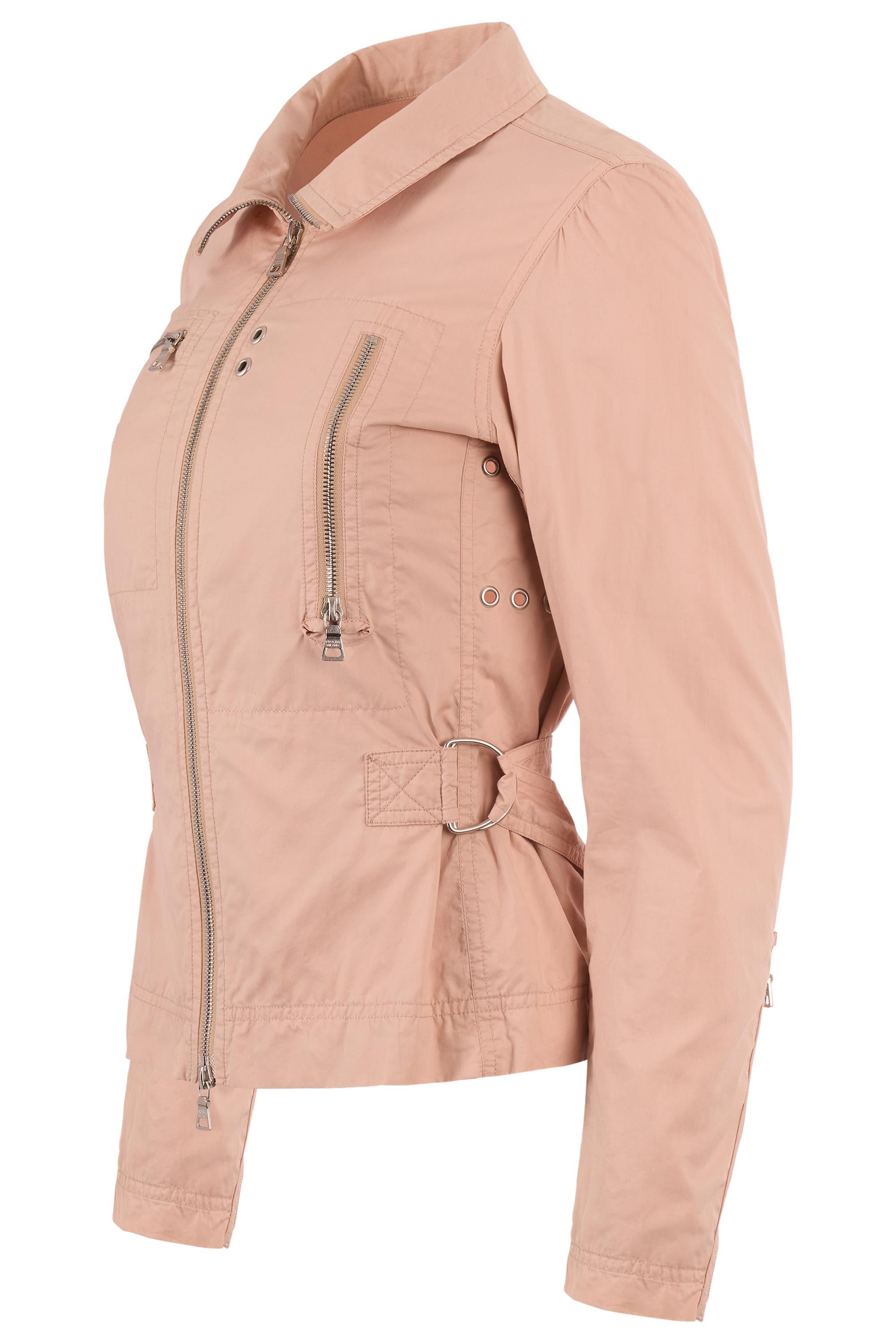Vintage Prada 2000's rosa Sportjacke . Technisches Gewebe in Rosarot, zwei asymmetrische Brusttaschen vorne. Verstellbare Seitenlaschen mit Schnallendetails. Wird mit einem doppelten Frontreißverschluss geschlossen. In ausgezeichnetem