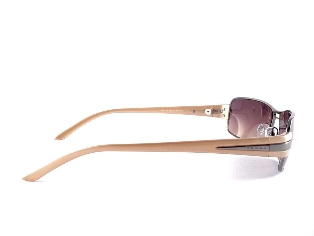 Vintage PRADA Sleek Silver & Metallic Beige SPR 50 Sunglasses 2000'S Y2K In New Condition For Sale In Baleares, Baleares
