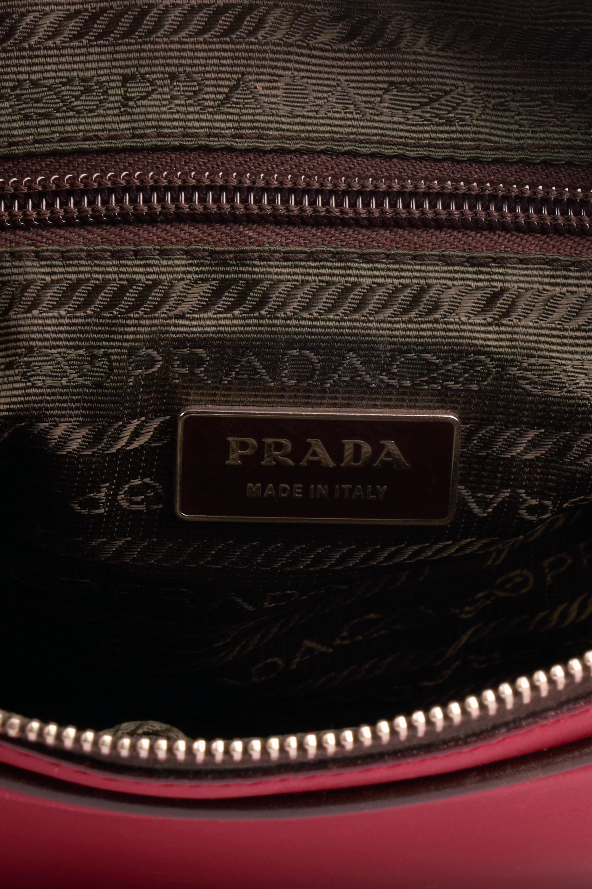 Bolso vintage Prada cuadrado de piel rojo y marrón en Excelente estado para la venta en London, GB
