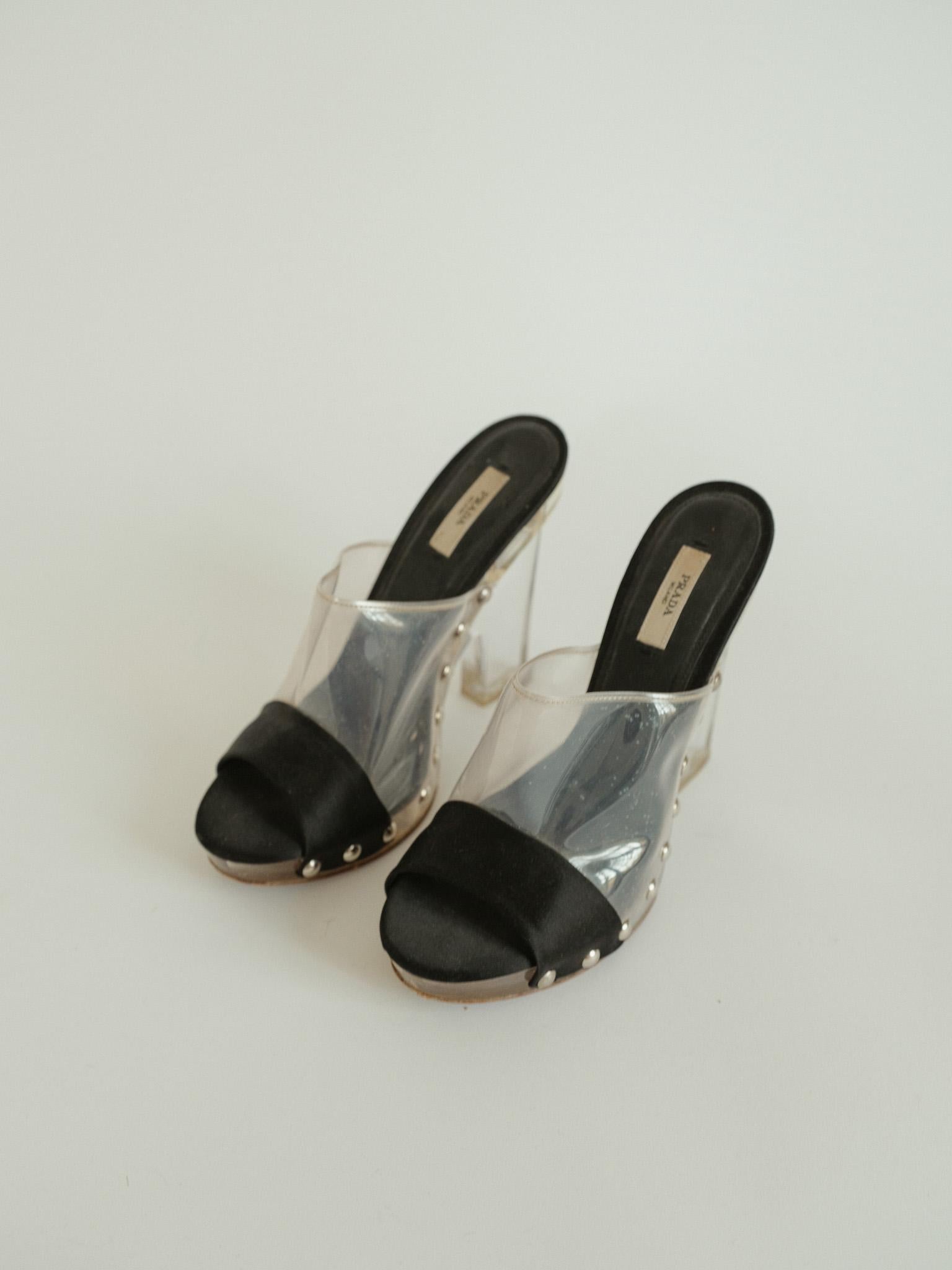 Chaussures à talons vintage Prada cloutées en plastique Perspex transparent taille 38  État moyen - En vente à Berlin, DE