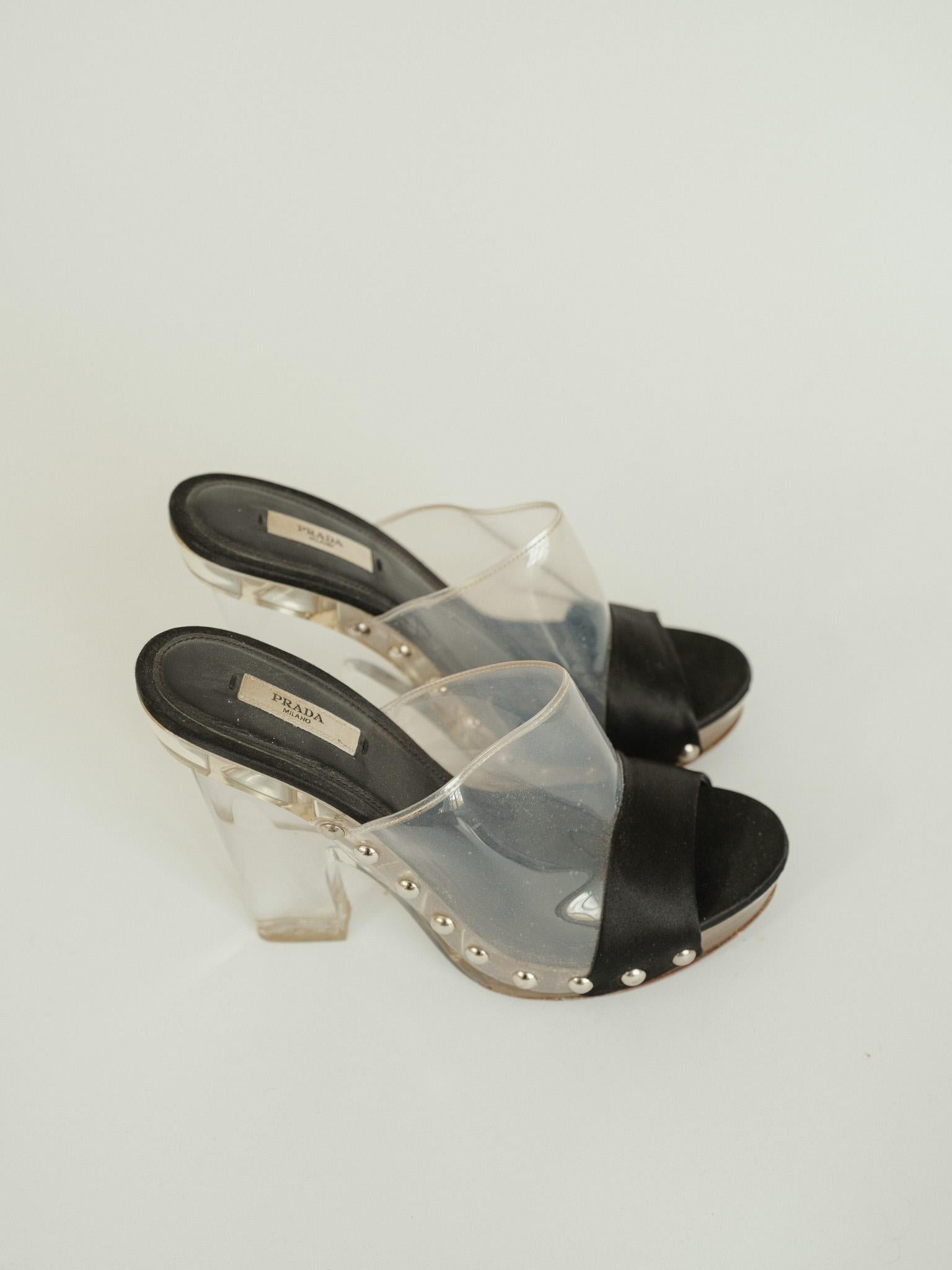 Chaussures à talons vintage Prada cloutées en plastique Perspex transparent taille 38  en vente 1